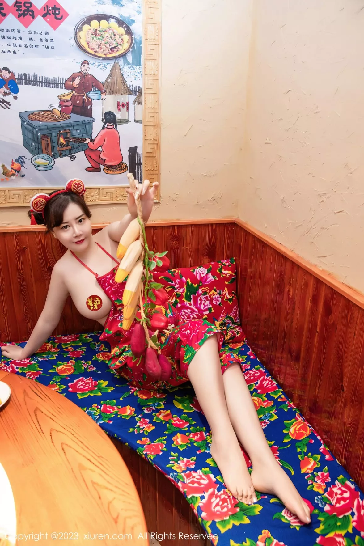 秀人集.com_[XiuRen秀人网]No.6121_模特王婉悠Queen餐桌场景东北大花布布兜秀惹火身材诱惑写真51P