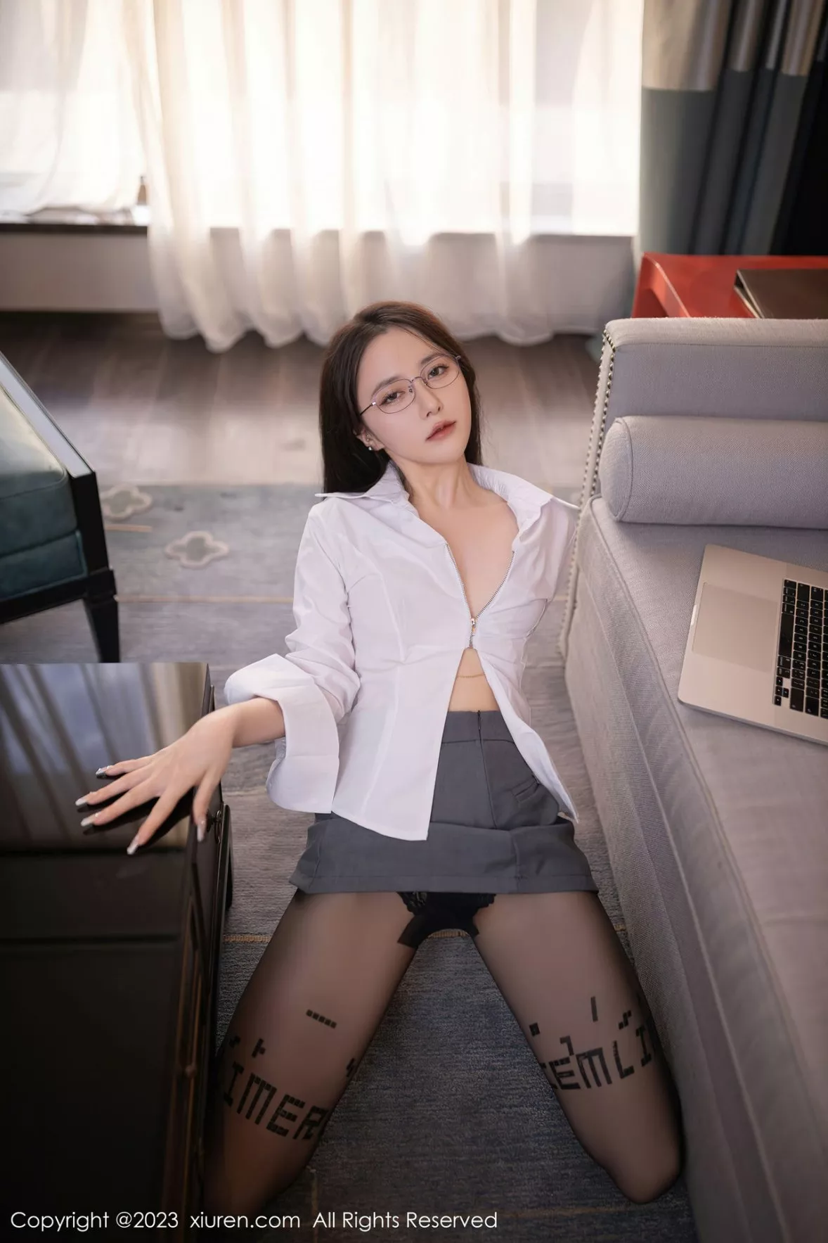 秀人集.com_[XiuRen秀人网]No.6135_模特鱼子酱Fish性感白T配灰色短裙露蕾丝内衣超薄黑丝诱惑写真84P