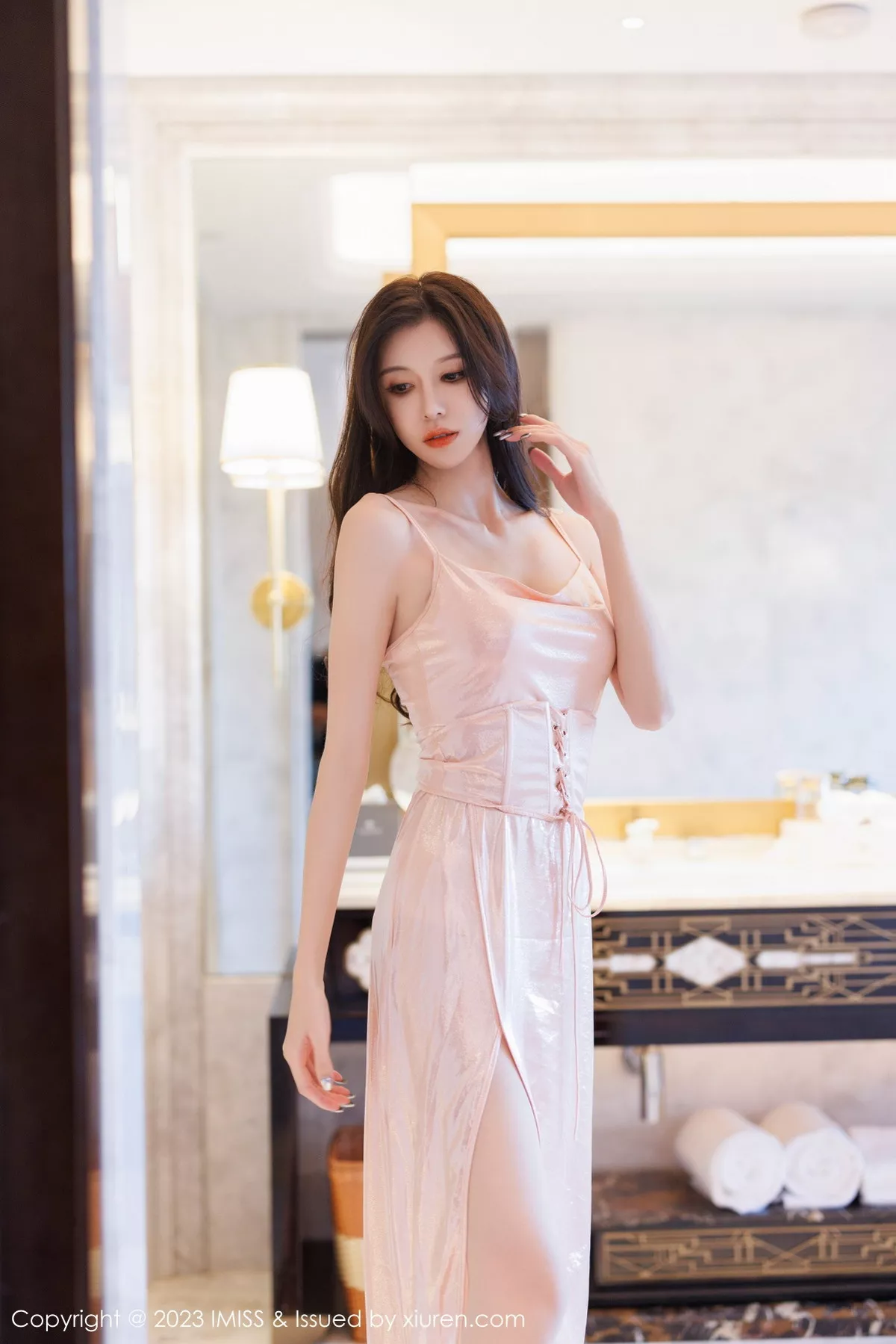 秀人集.com_[IMISS爱蜜社]Vol.711_模特泥鳅鳅酒店场景粉色吊带裙露蕾丝内衣配超薄肉丝诱惑写真66P