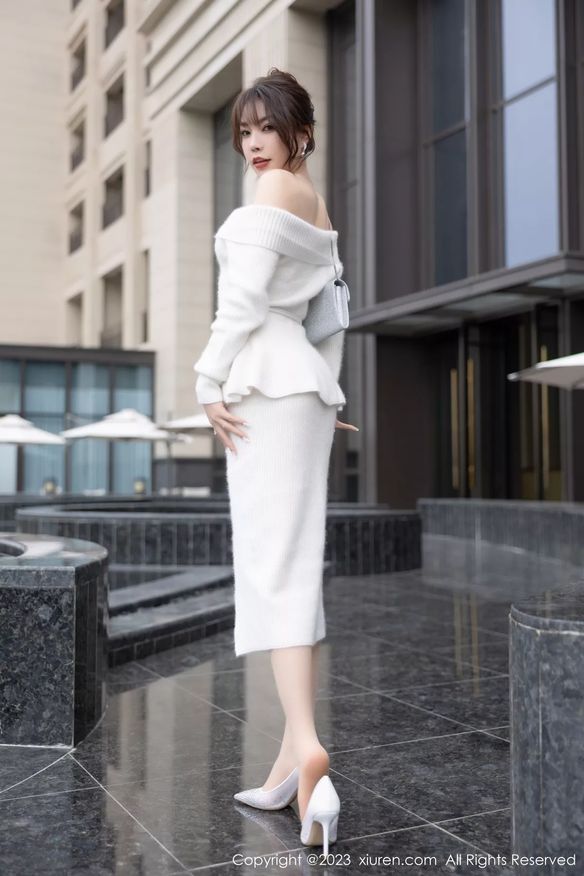 秀人集.com_[XiuRen秀人网]No.6132_女神徐莉芝Booty脱露肩连衣长裙露性感白色蕾丝内衣诱惑写真83P