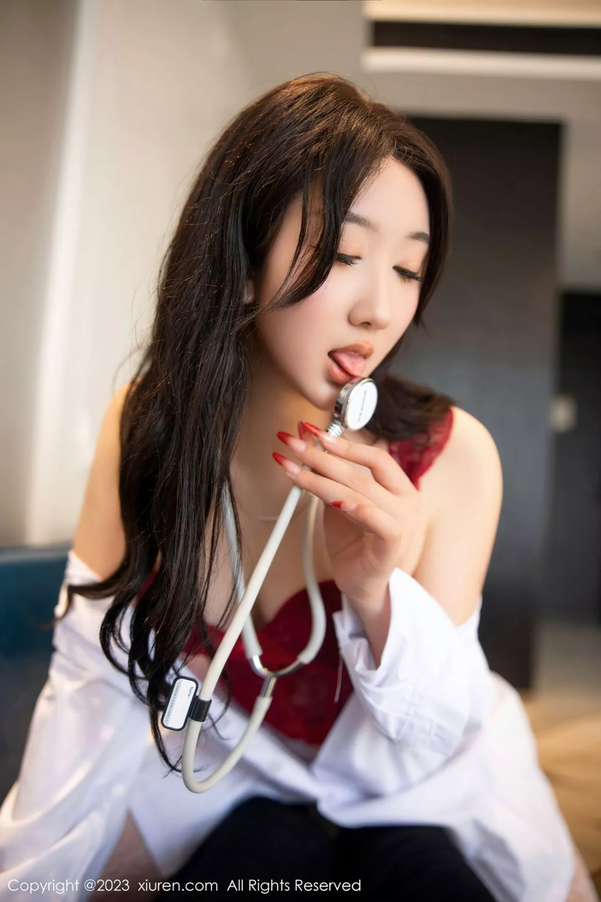 秀人集.com_[XiuRen秀人网]No.6130_模特江真真护士服露红色蕾丝内衣配蕾丝袜秀曼妙身姿诱惑写真105P