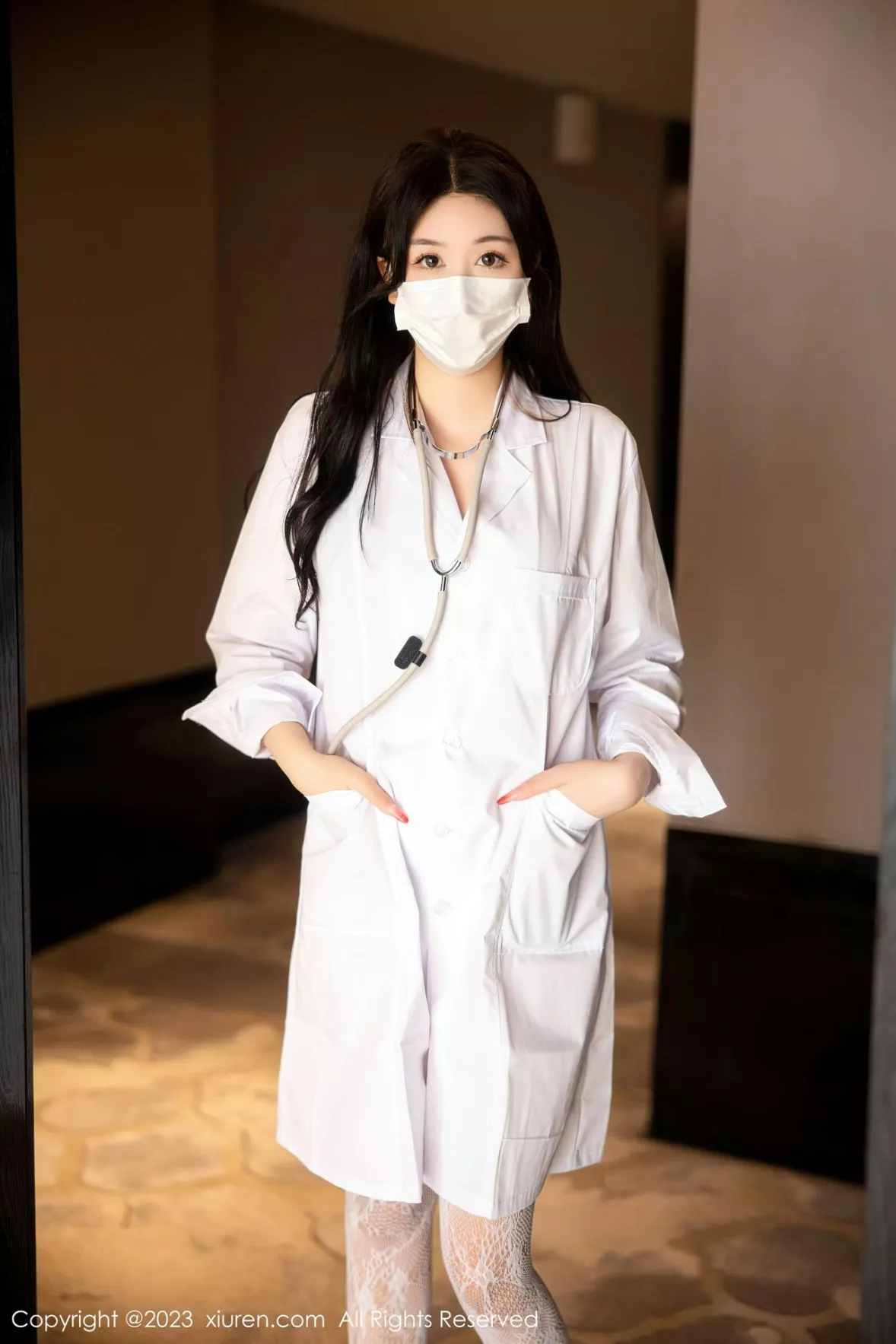 秀人集.com_[XiuRen秀人网]No.6130_模特江真真护士服露红色蕾丝内衣配蕾丝袜秀曼妙身姿诱惑写真105P