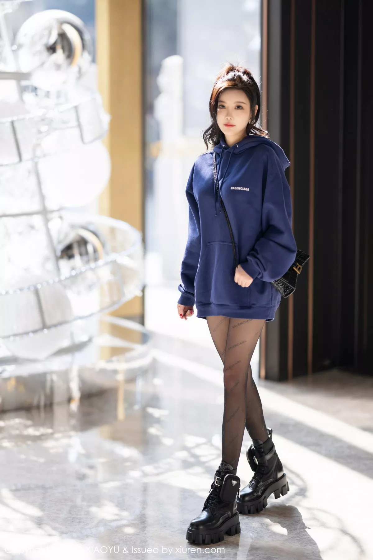 秀人集.com_[XiaoYu画语界]Vol.946_女神杨晨晨Yome脱外套露蕾丝内衣超薄黑丝秀完美身材诱惑写真82P