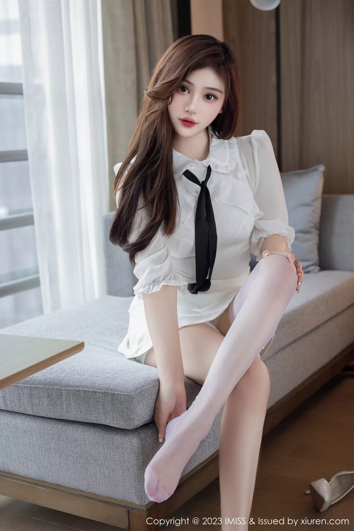 秀人集.com_[IMISS爱蜜社]Vol.712_气质女神Lavinia肉肉白色薄纱服饰露蕾丝内衣白丝吊袜诱惑写真44P