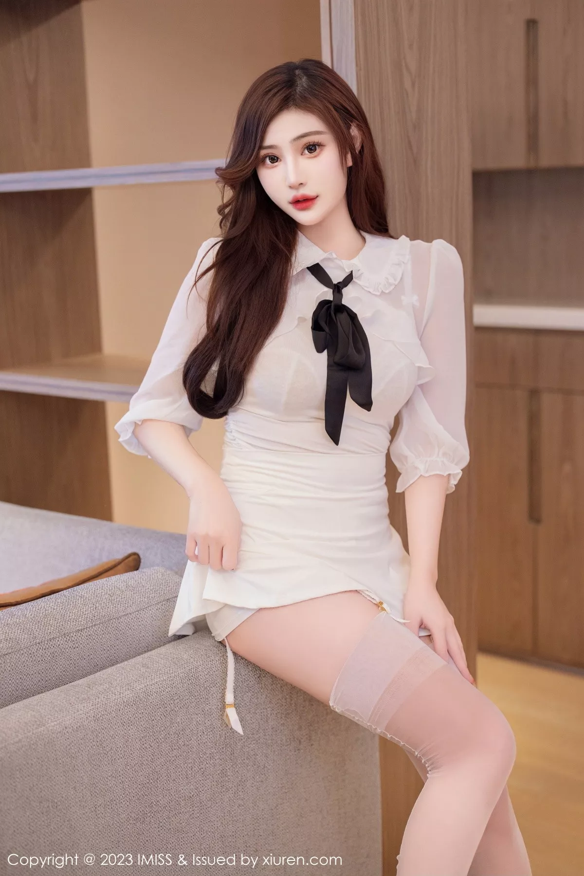 秀人集.com_[IMISS爱蜜社]Vol.712_气质女神Lavinia肉肉白色薄纱服饰露蕾丝内衣白丝吊袜诱惑写真44P