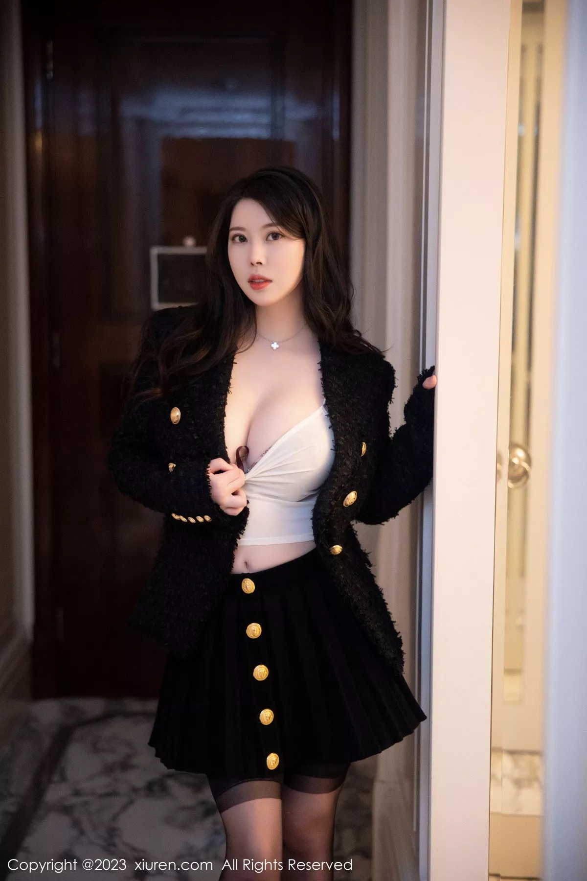 秀人集.com_[XiuRen秀人网]No.6147_模特白茹雪私房半脱露金色带图案内衣配黑丝吊袜极致魅惑写真79P