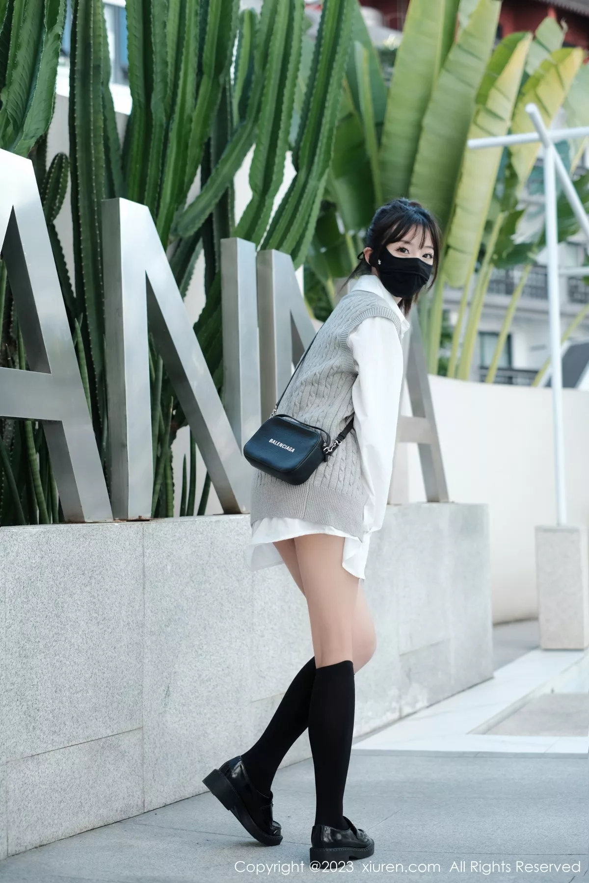 秀人集.com_[XiuRen秀人网]No.6145_模特佘贝拉bella南京旅拍性感白T配灰色短裙秀完美身材迷人写真59P