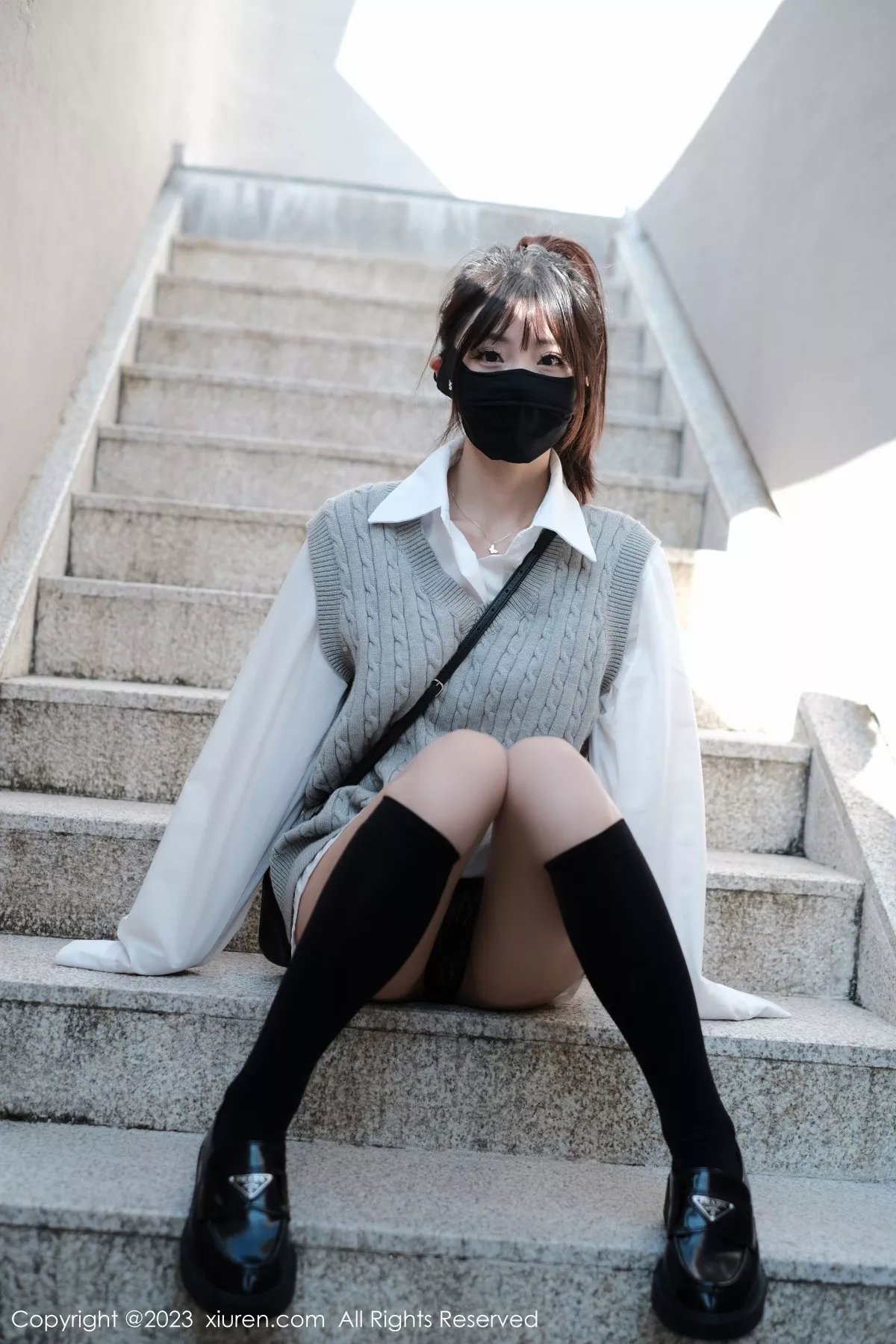 秀人集.com_[XiuRen秀人网]No.6145_模特佘贝拉bella南京旅拍性感白T配灰色短裙秀完美身材迷人写真59P