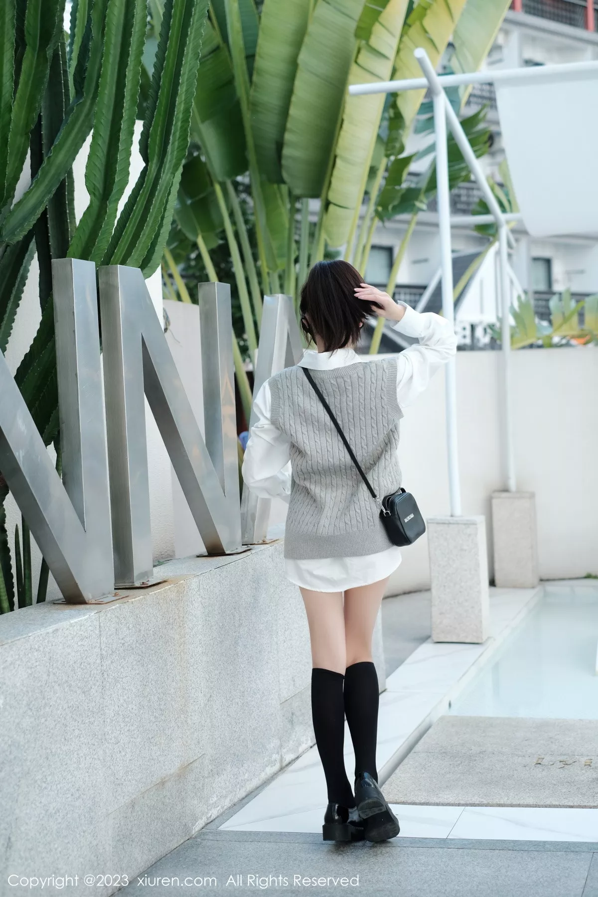 秀人集.com_[XiuRen秀人网]No.6145_模特佘贝拉bella南京旅拍性感白T配灰色短裙秀完美身材迷人写真59P