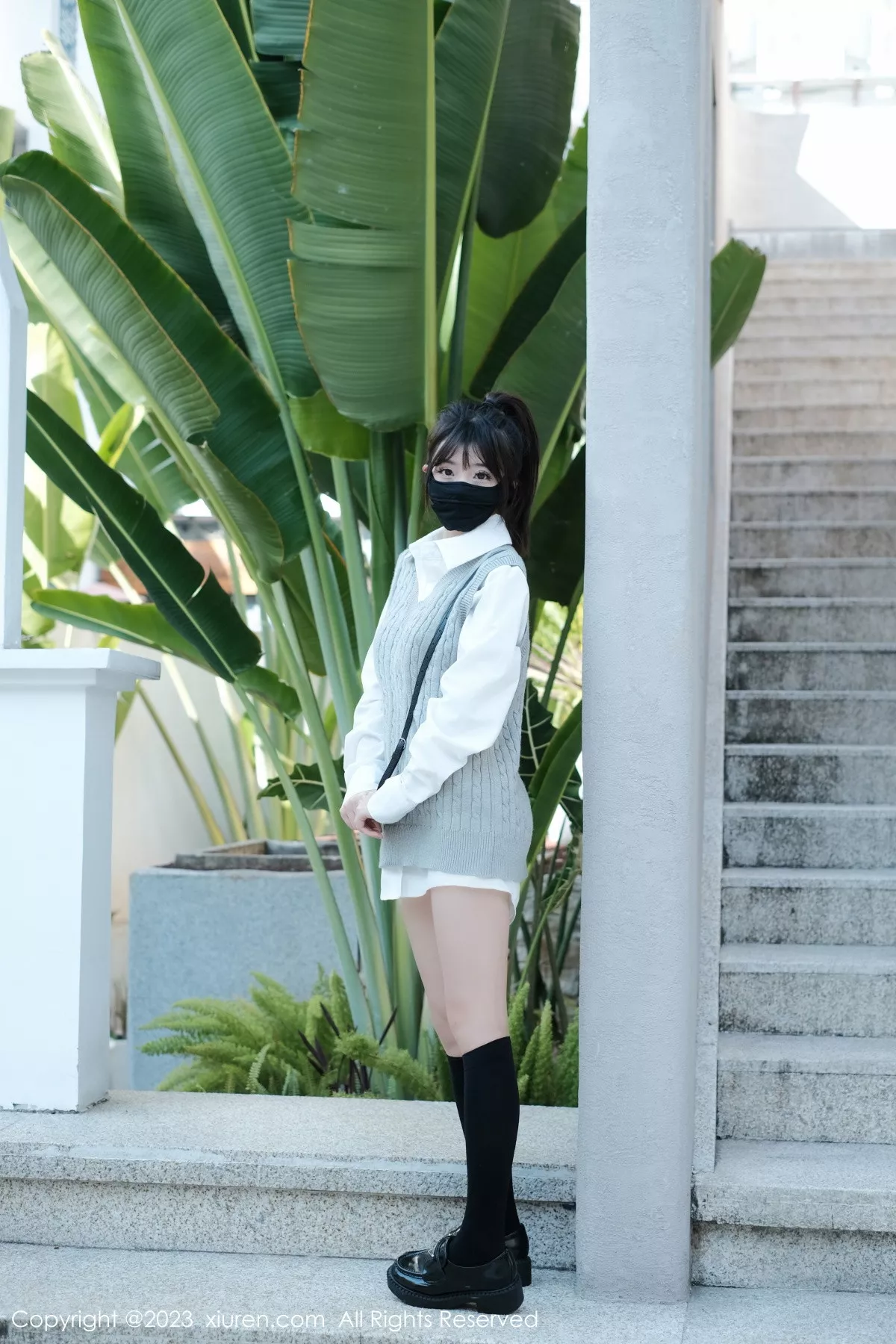 秀人集.com_[XiuRen秀人网]No.6145_模特佘贝拉bella南京旅拍性感白T配灰色短裙秀完美身材迷人写真59P