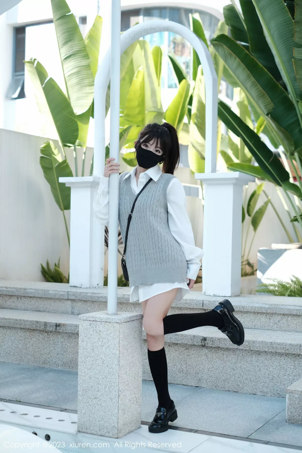 秀人集.com_[XiuRen秀人网]No.6145_模特佘贝拉bella南京旅拍性感白T配灰色短裙秀完美身材迷人写真59P