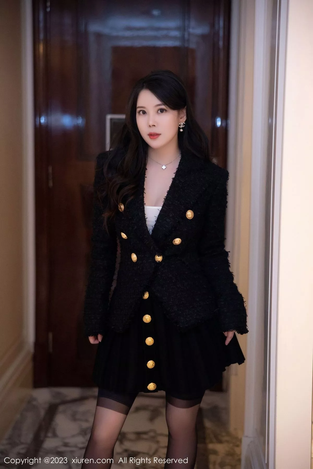 秀人集.com_[XiuRen秀人网]No.6147_模特白茹雪私房半脱露金色带图案内衣配黑丝吊袜极致魅惑写真79P