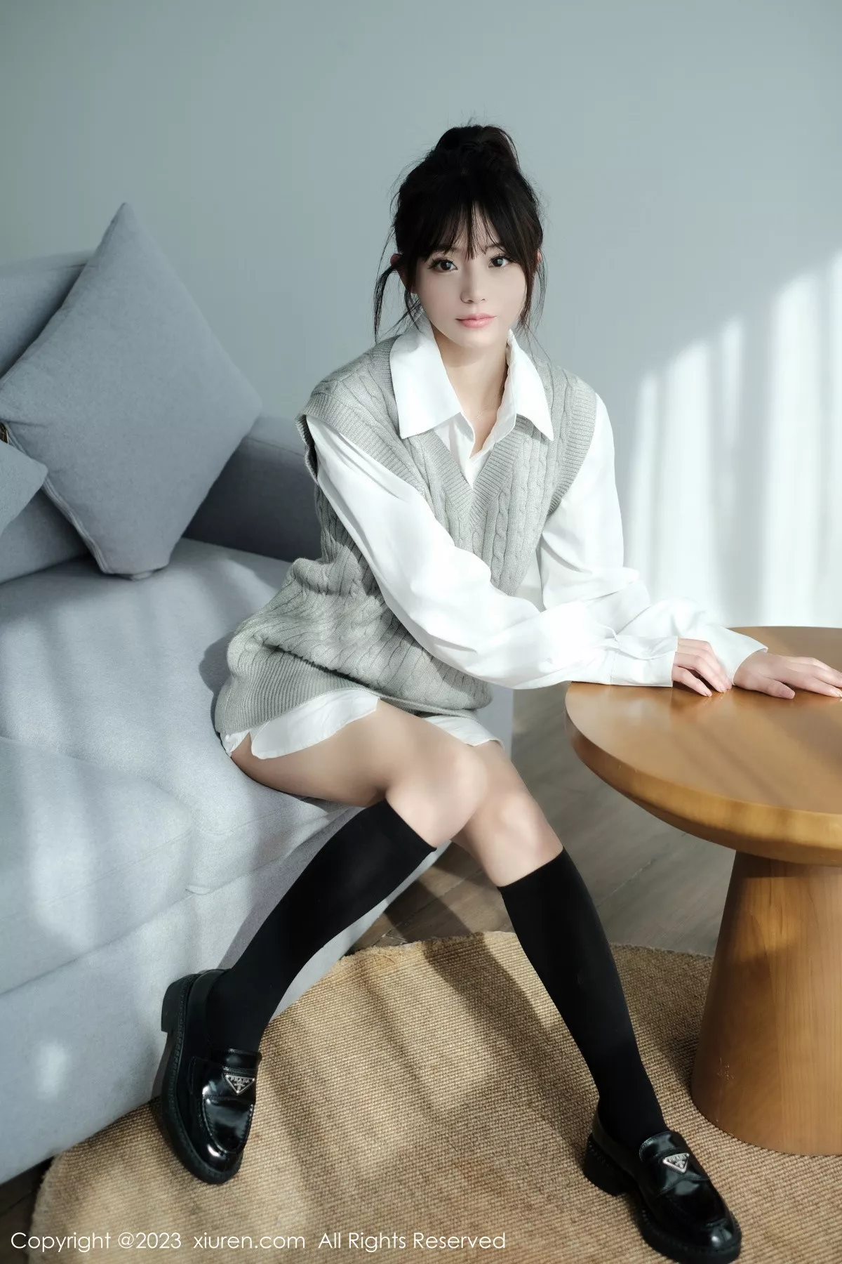 秀人集.com_[XiuRen秀人网]No.6145_模特佘贝拉bella南京旅拍性感白T配灰色短裙秀完美身材迷人写真59P