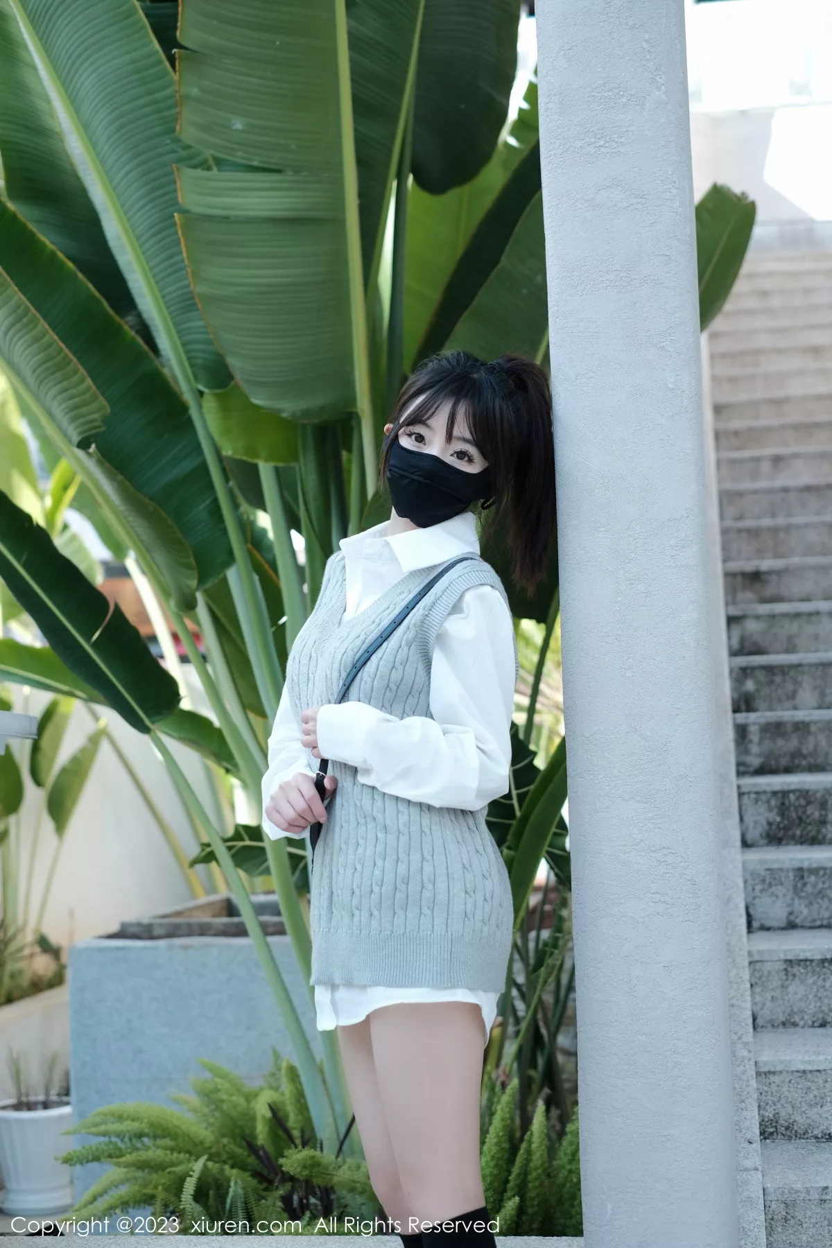 秀人集.com_[XiuRen秀人网]No.6145_模特佘贝拉bella南京旅拍性感白T配灰色短裙秀完美身材迷人写真59P