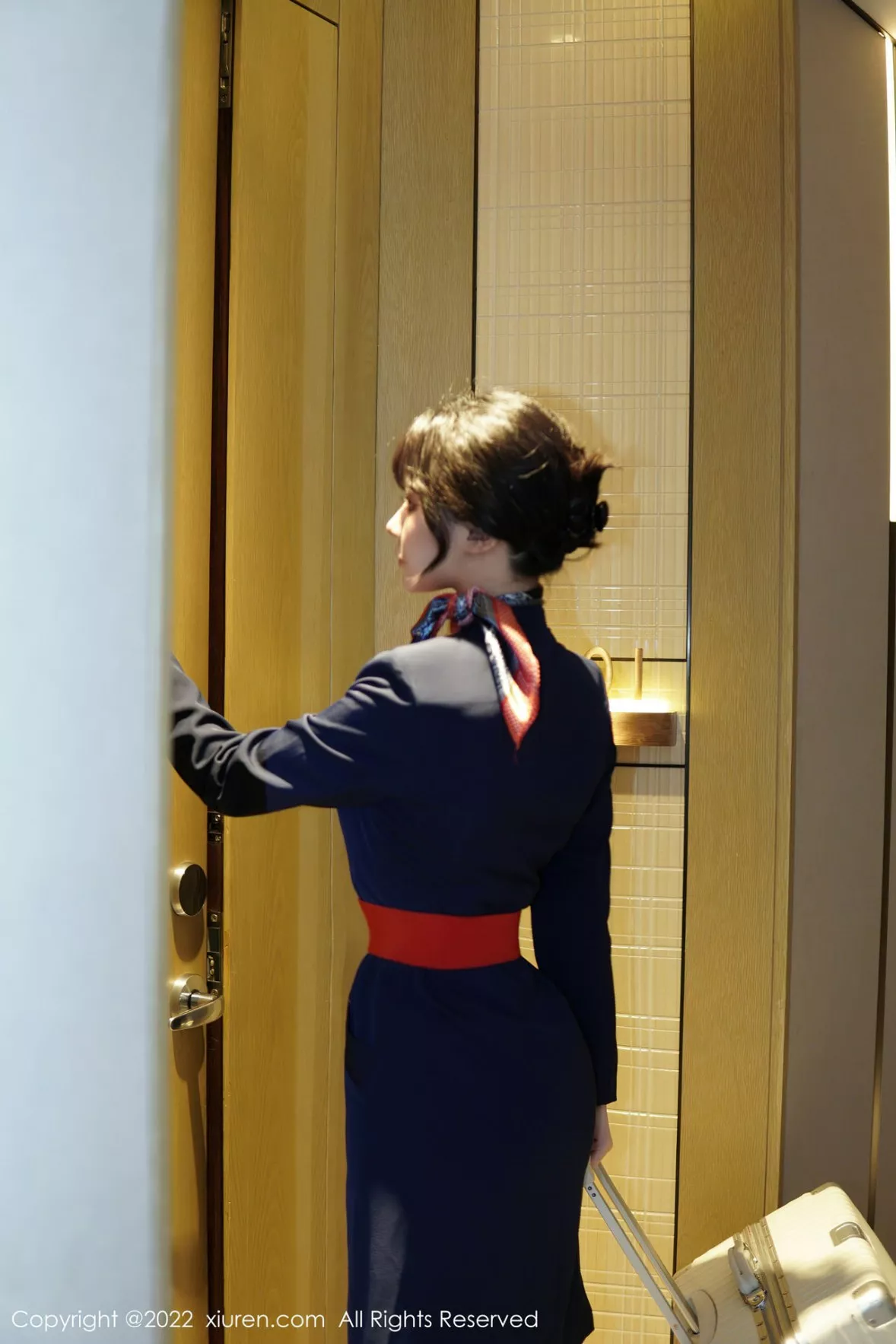 秀人集.com_[XiuRen秀人网]No.6048_模特桃桃子_脱深蓝空姐制服露红色蕾丝内衣秀曼妙身姿诱惑写真82P