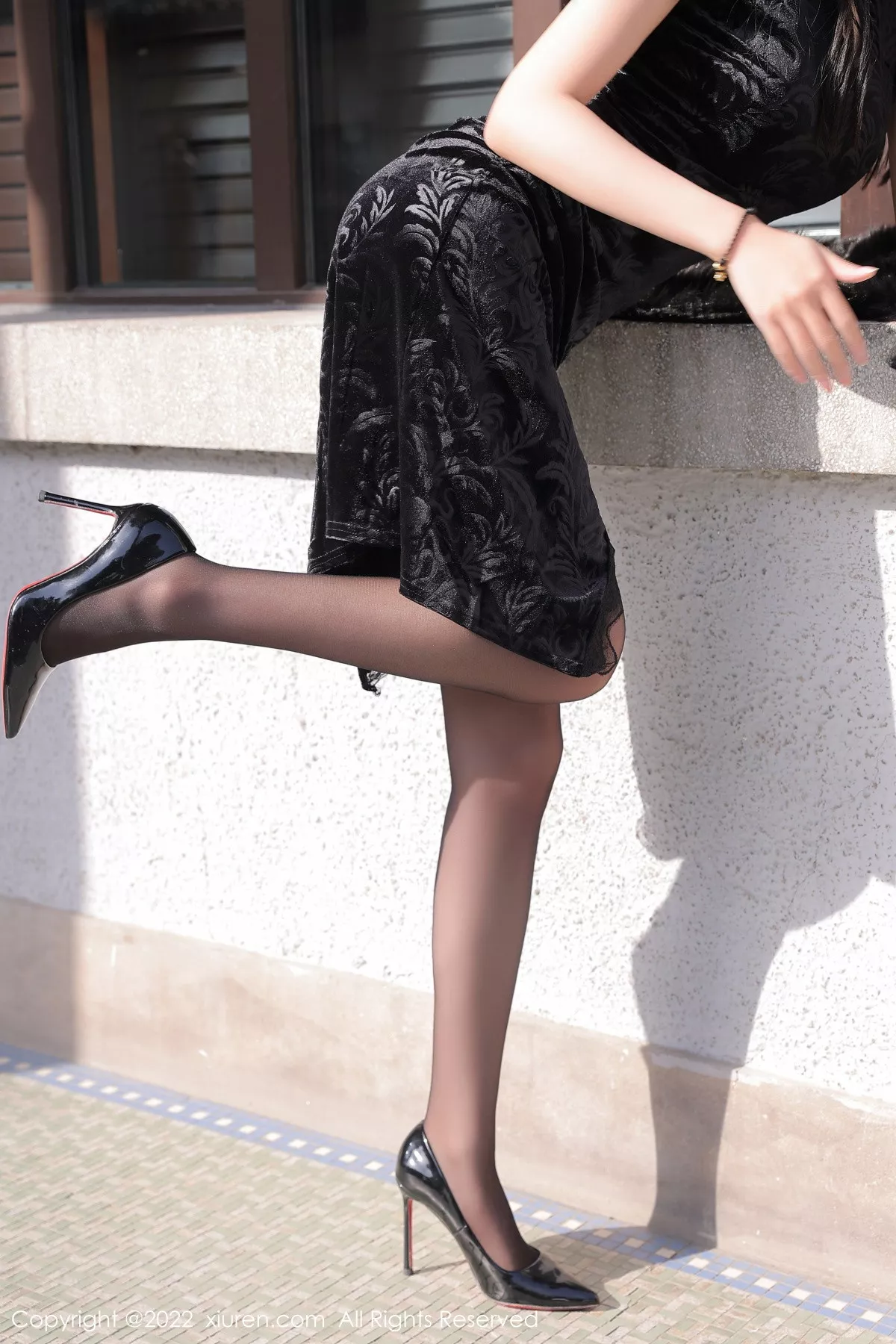 秀人集.com_[XiuRen秀人网]No.6050_模特玥儿玥er性感黑色露肩旗袍配超薄黑丝秀曼妙身姿迷人写真62P