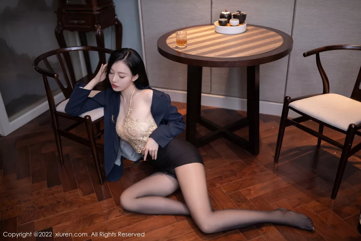 秀人集.com_[XiuRen秀人网]No.6051_模特安然anran半脱外衣露缕空金色蕾丝内衣秀惹火身材诱惑写真81P