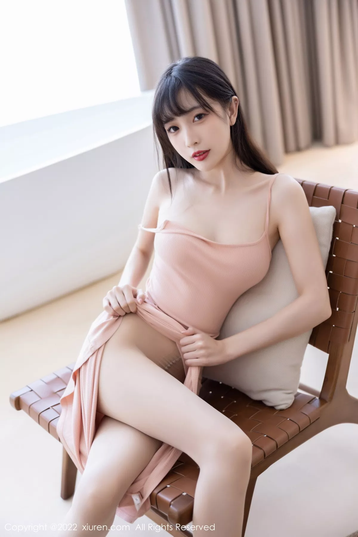 秀人集.com_[XiuRen秀人网]No.6052_模特林星阑脱白色长外套露淡红色吊带长裙配原色丝袜迷人写真82P