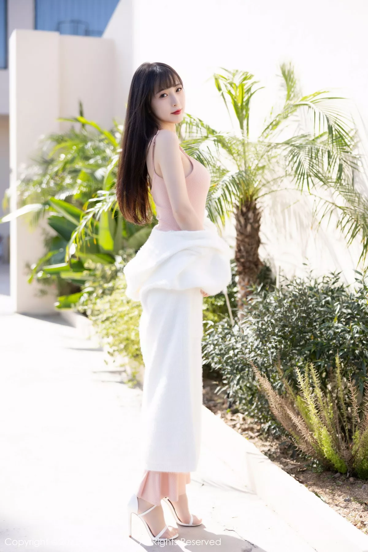 秀人集.com_[XiuRen秀人网]No.6052_模特林星阑脱白色长外套露淡红色吊带长裙配原色丝袜迷人写真82P