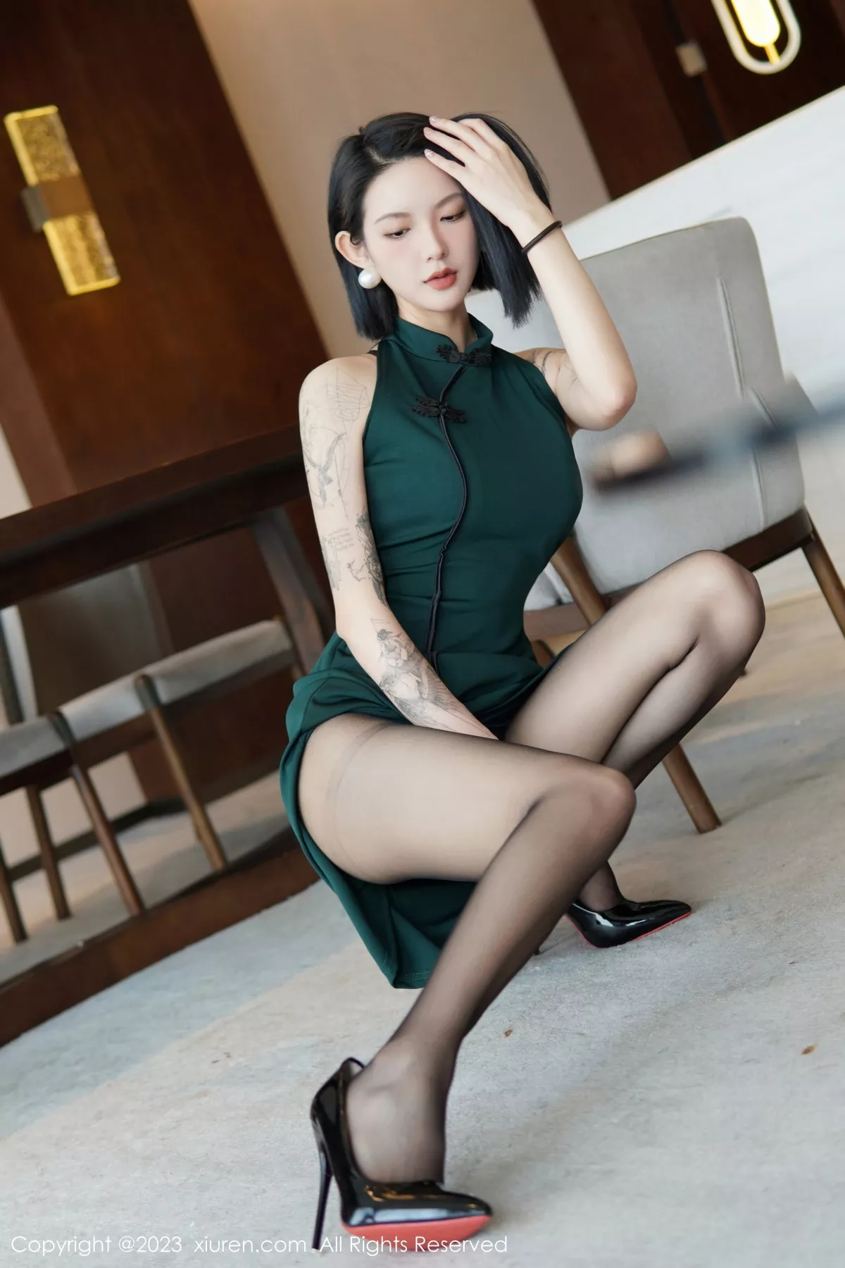 秀人集.com_[XiuRen秀人网]No.6205_模特乔一一脱深绿色旗袍服露性感黑色内衣配开档黑丝诱惑写真84P