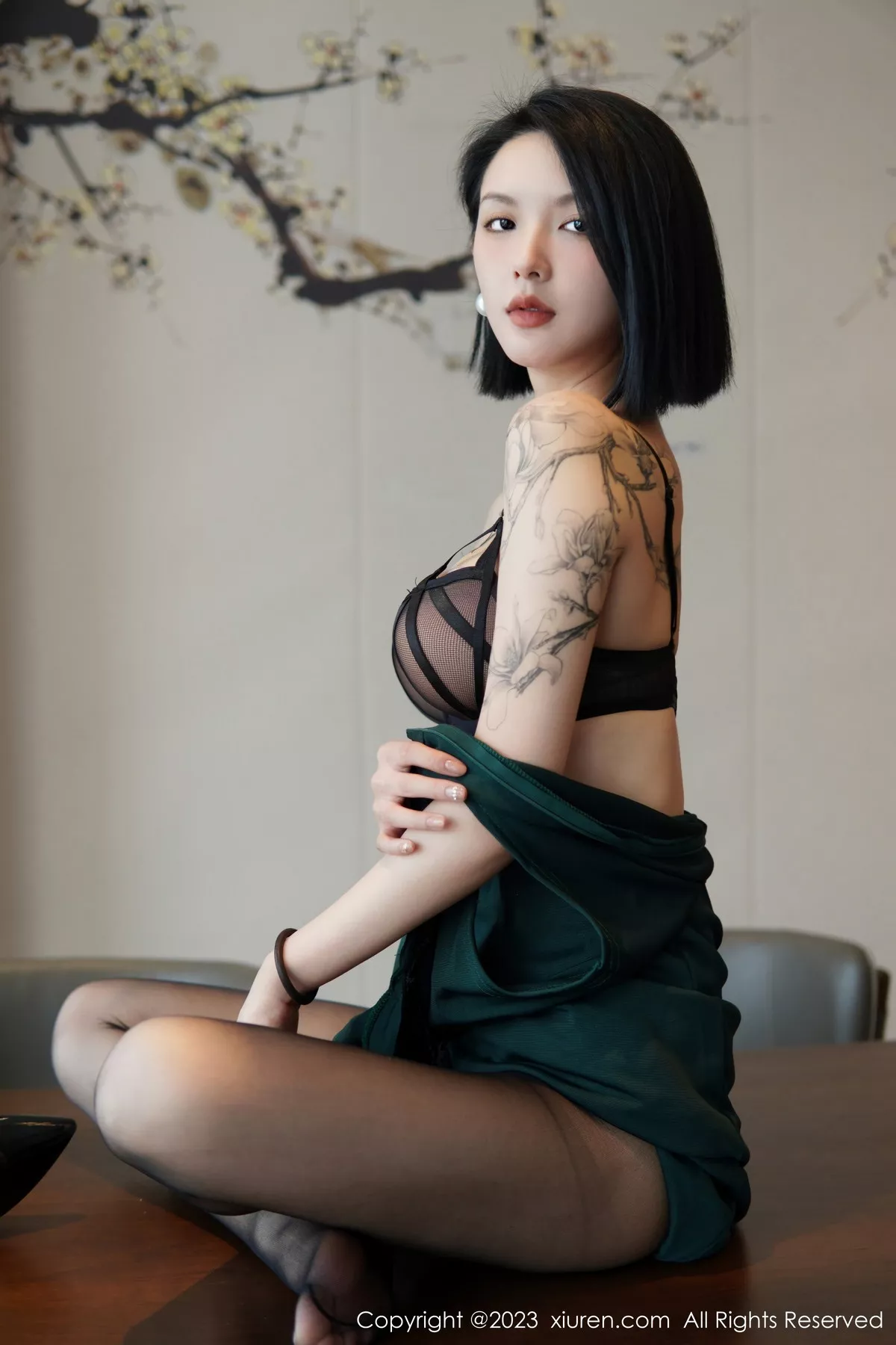 秀人集.com_[XiuRen秀人网]No.6205_模特乔一一脱深绿色旗袍服露性感黑色内衣配开档黑丝诱惑写真84P