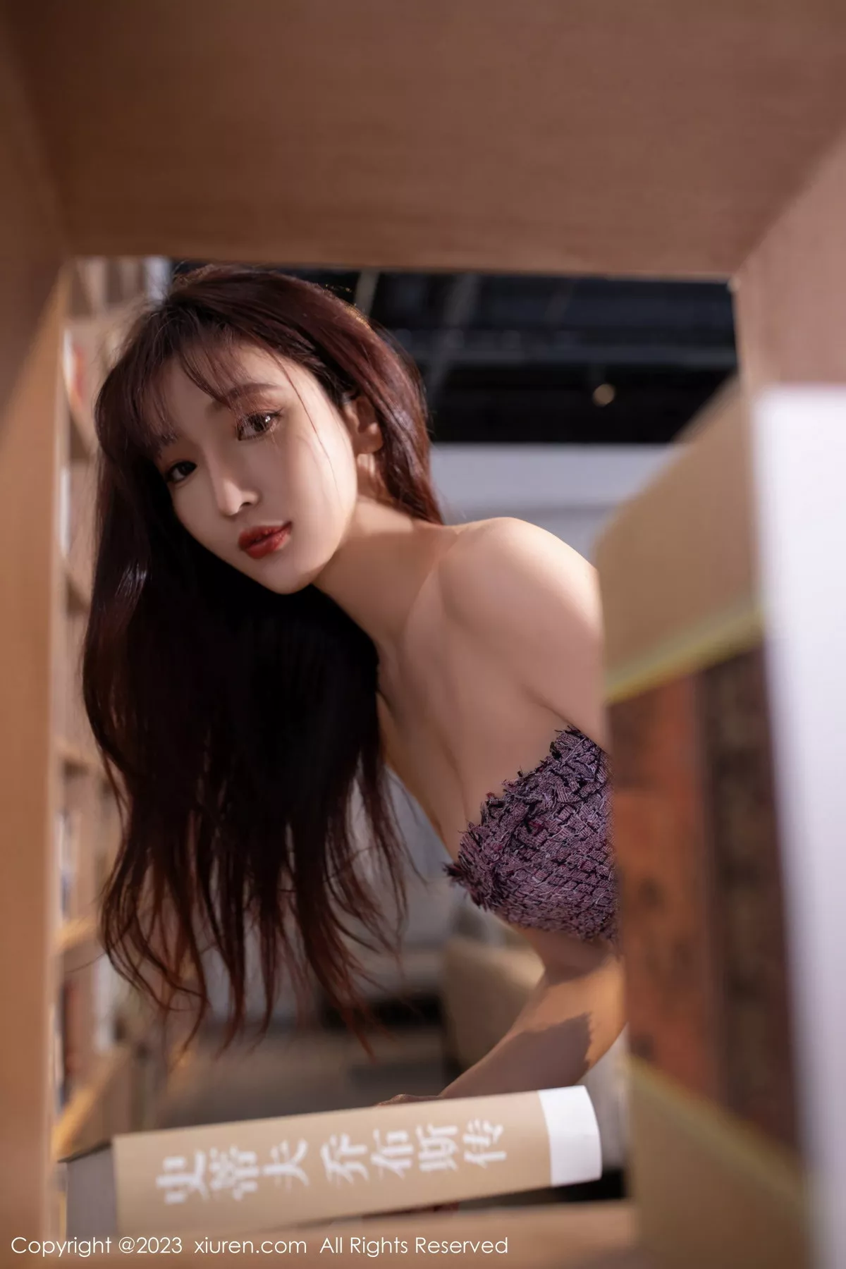 秀人集.com_[XiuRen秀人网]No.6209_模特陆萱萱图书馆场景紫色露肩连衣短裙配超薄肉丝完美诱惑写真81P