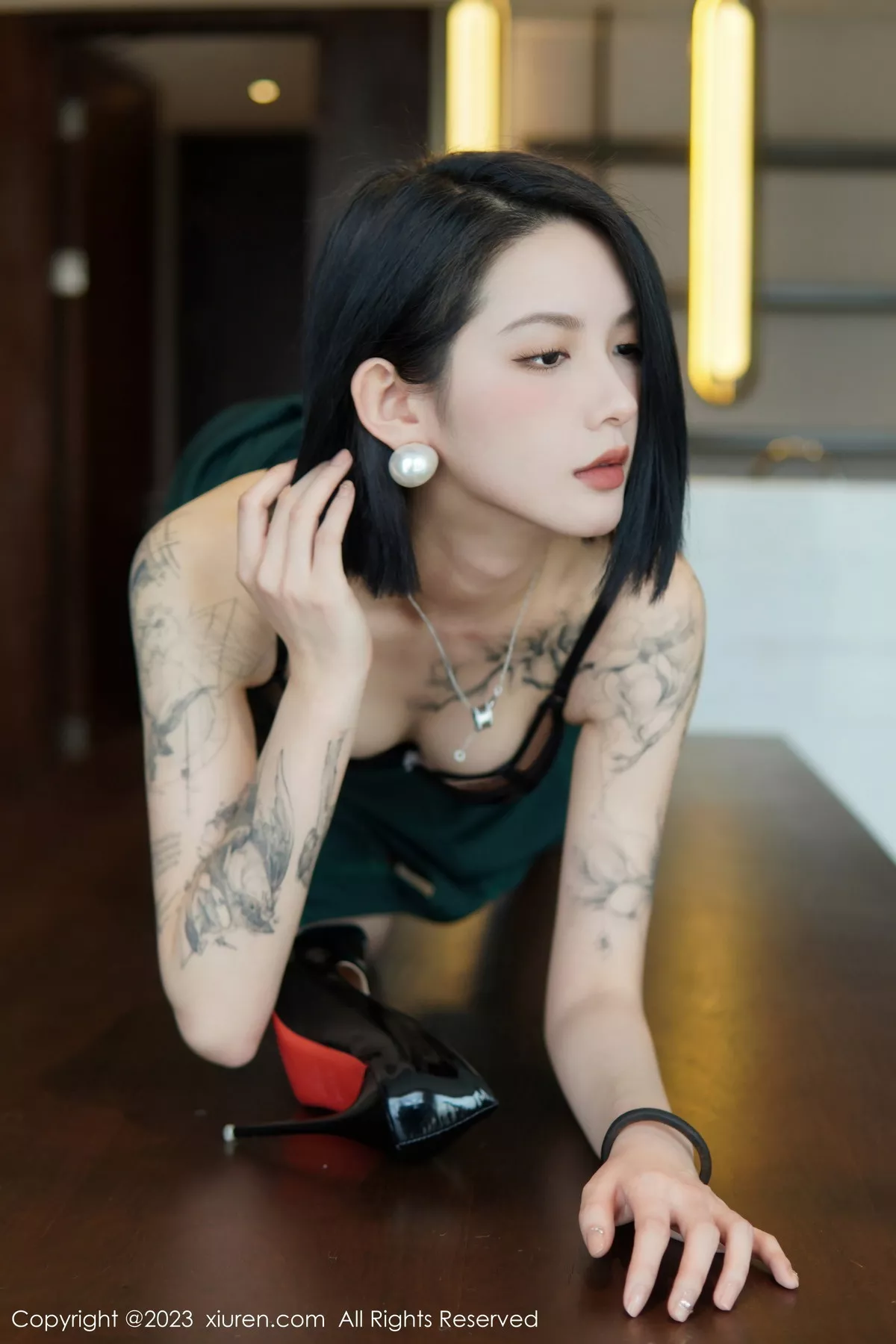 秀人集.com_[XiuRen秀人网]No.6205_模特乔一一脱深绿色旗袍服露性感黑色内衣配开档黑丝诱惑写真84P