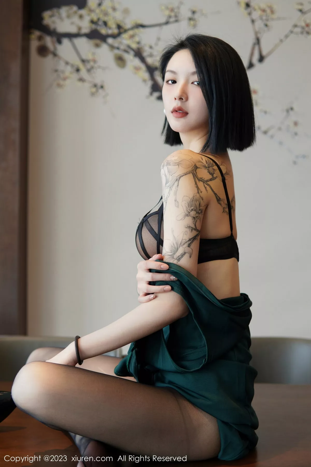 秀人集.com_[XiuRen秀人网]No.6205_模特乔一一脱深绿色旗袍服露性感黑色内衣配开档黑丝诱惑写真84P