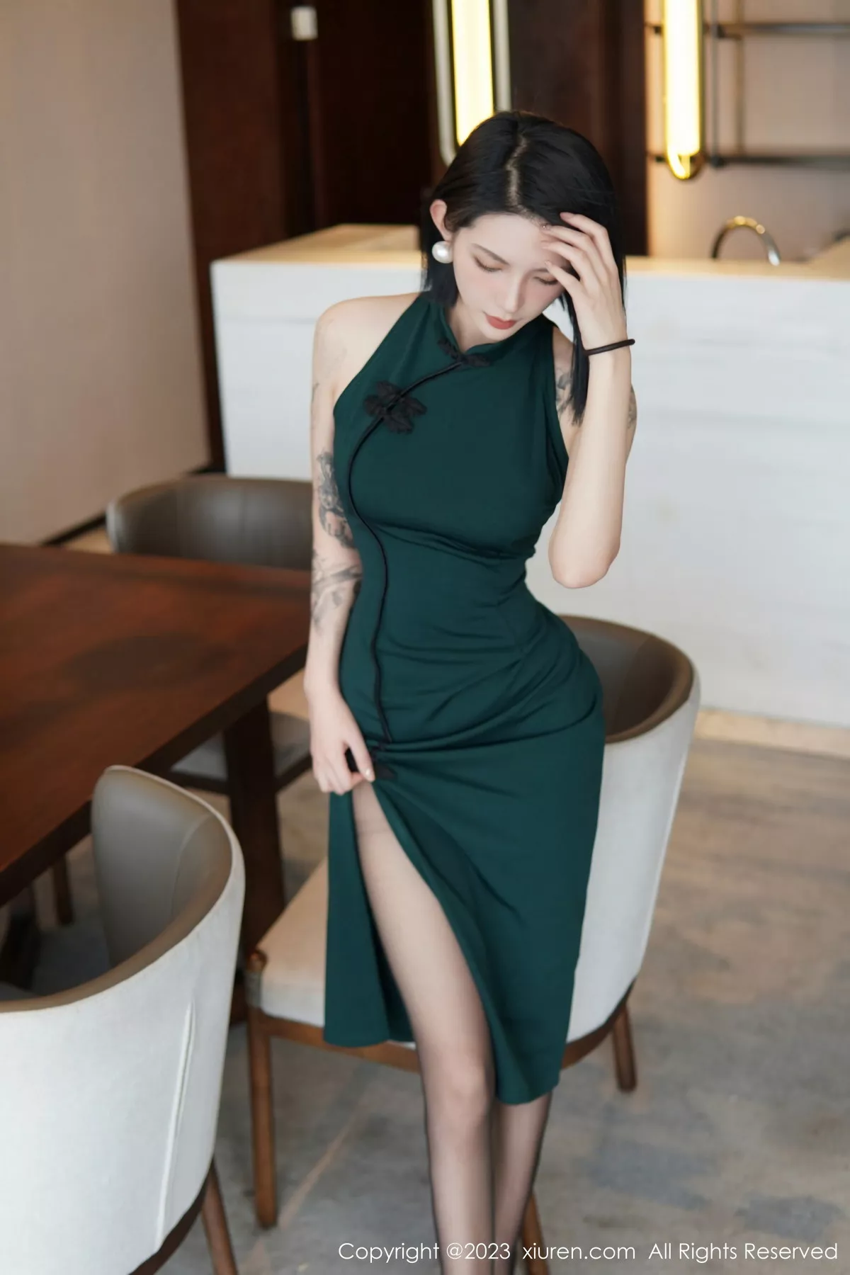 秀人集.com_[XiuRen秀人网]No.6205_模特乔一一脱深绿色旗袍服露性感黑色内衣配开档黑丝诱惑写真84P