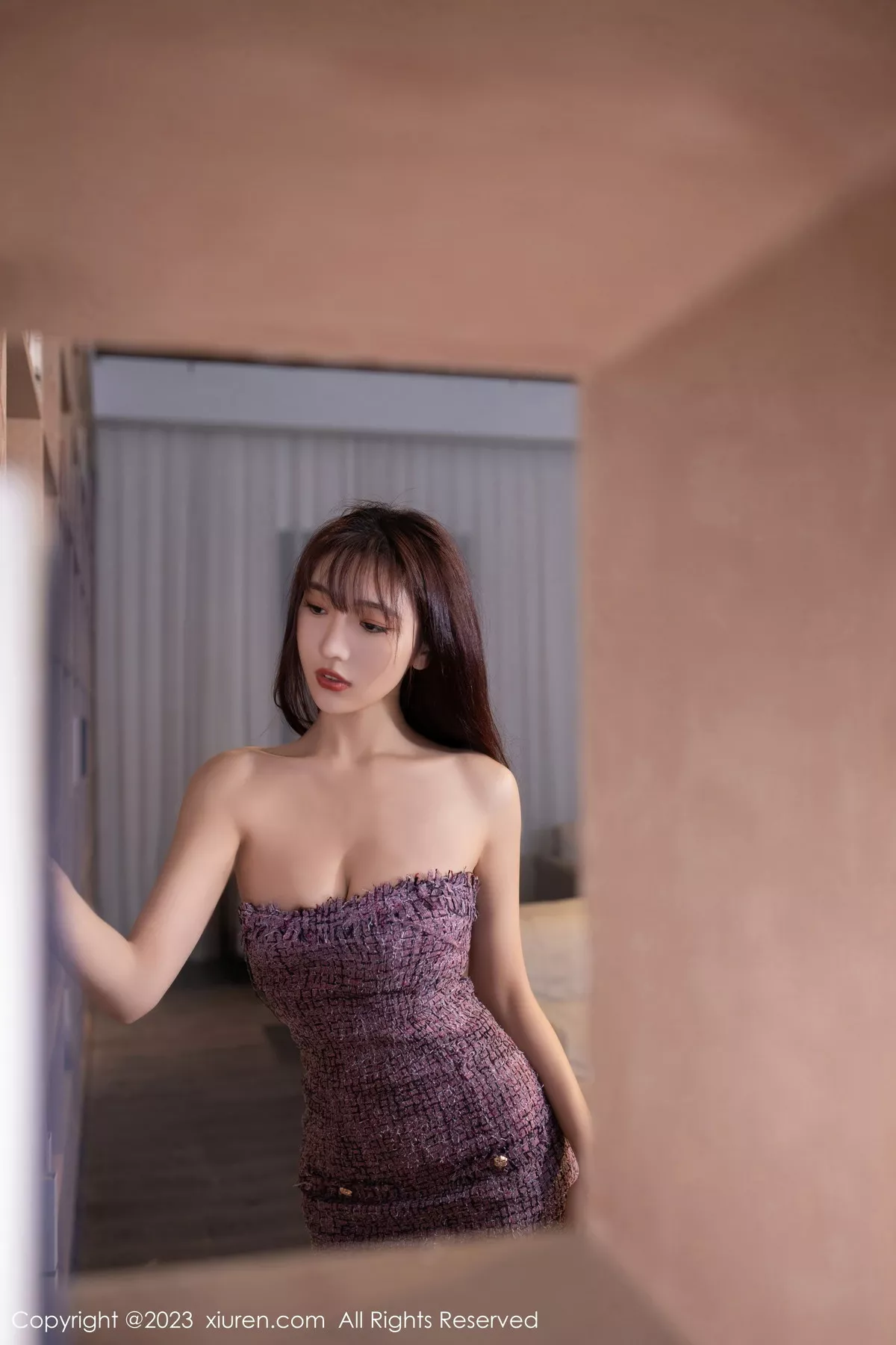 秀人集.com_[XiuRen秀人网]No.6209_模特陆萱萱图书馆场景紫色露肩连衣短裙配超薄肉丝完美诱惑写真81P