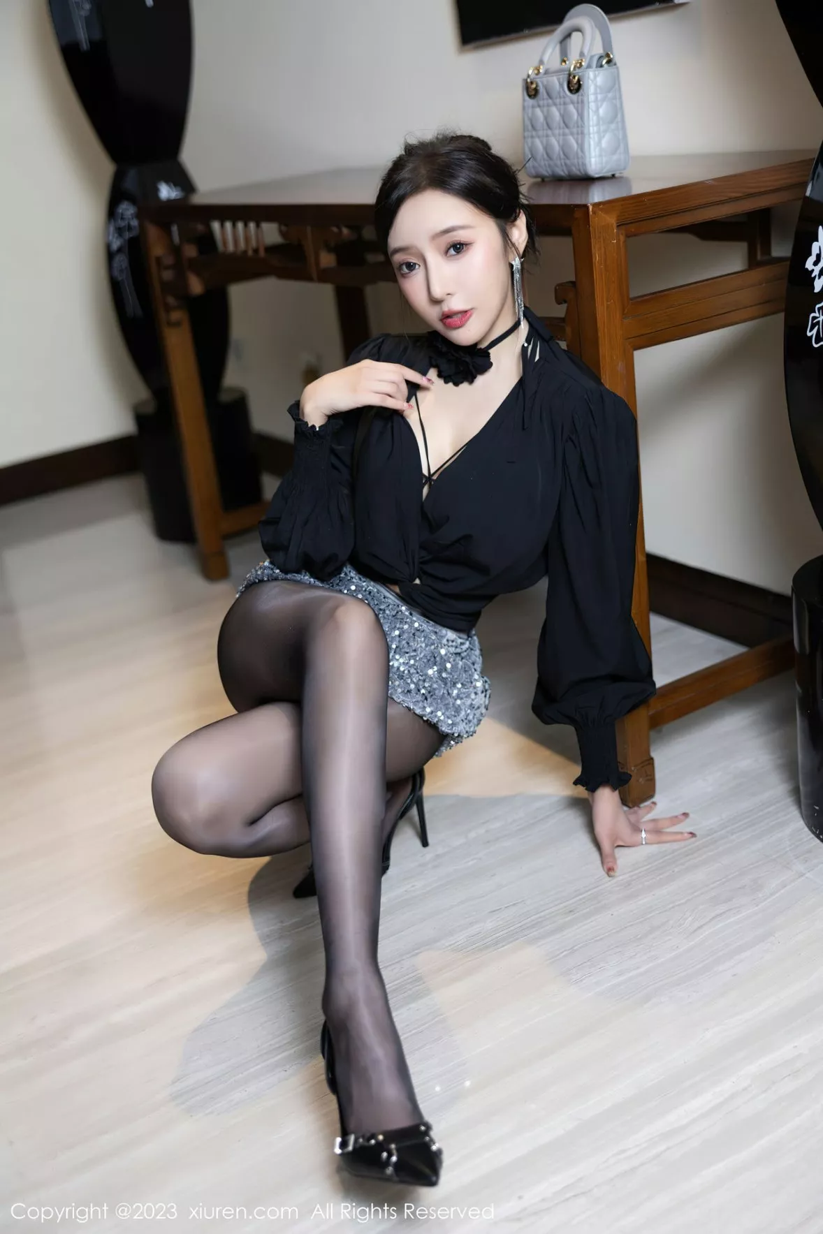 秀人集.com_[XiuRen秀人网]No.6215_女神王馨瑶yanni私房半脱露性感黑色蕾丝内衣配开档黑丝诱惑写真80P