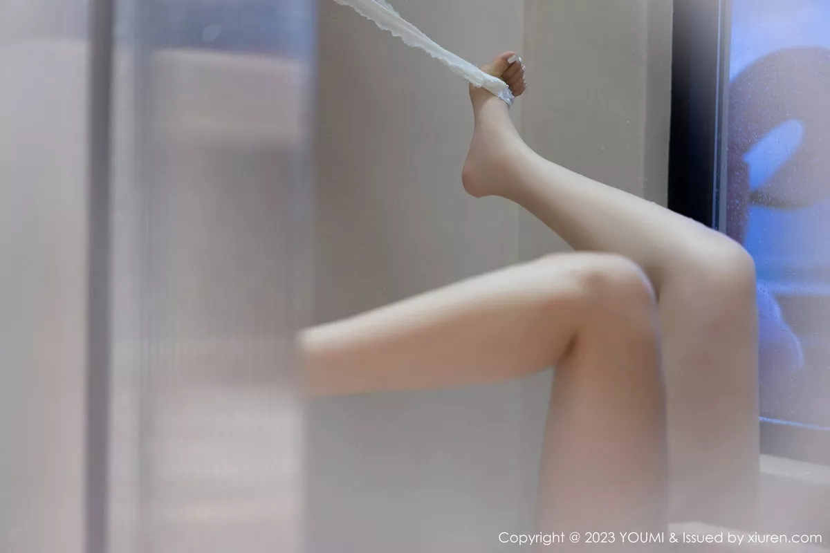 秀人集.com_[YouMi尤蜜荟]Vol.897_女神Carol周妍希泳池性感白色吊带长裙湿身秀完美身材诱惑写真74P