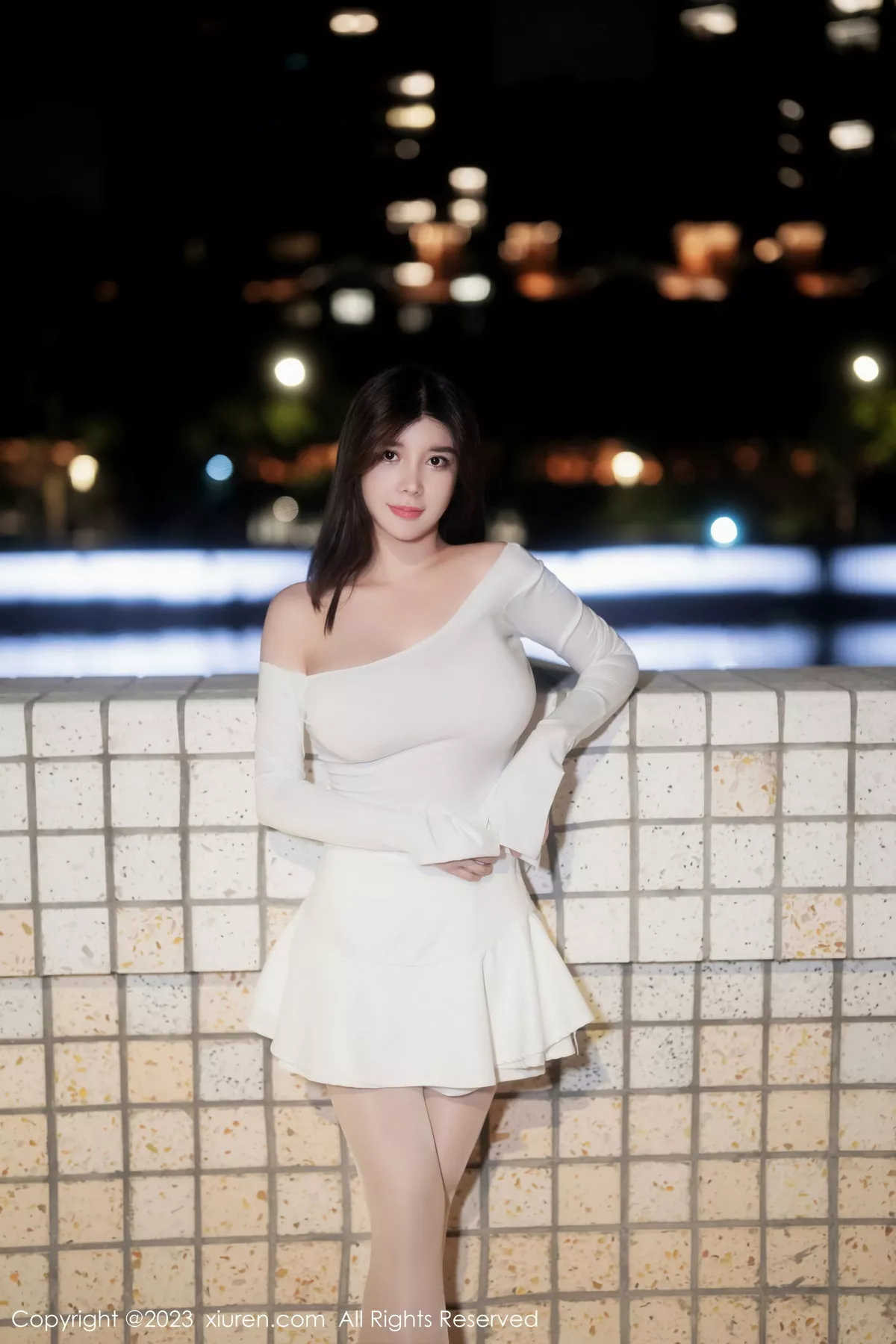 秀人集.com_[XiuRen秀人网]No.6218_模特周jojobaby性感露肩白裙配超薄无内肉丝秀惹火身材诱惑写真60P