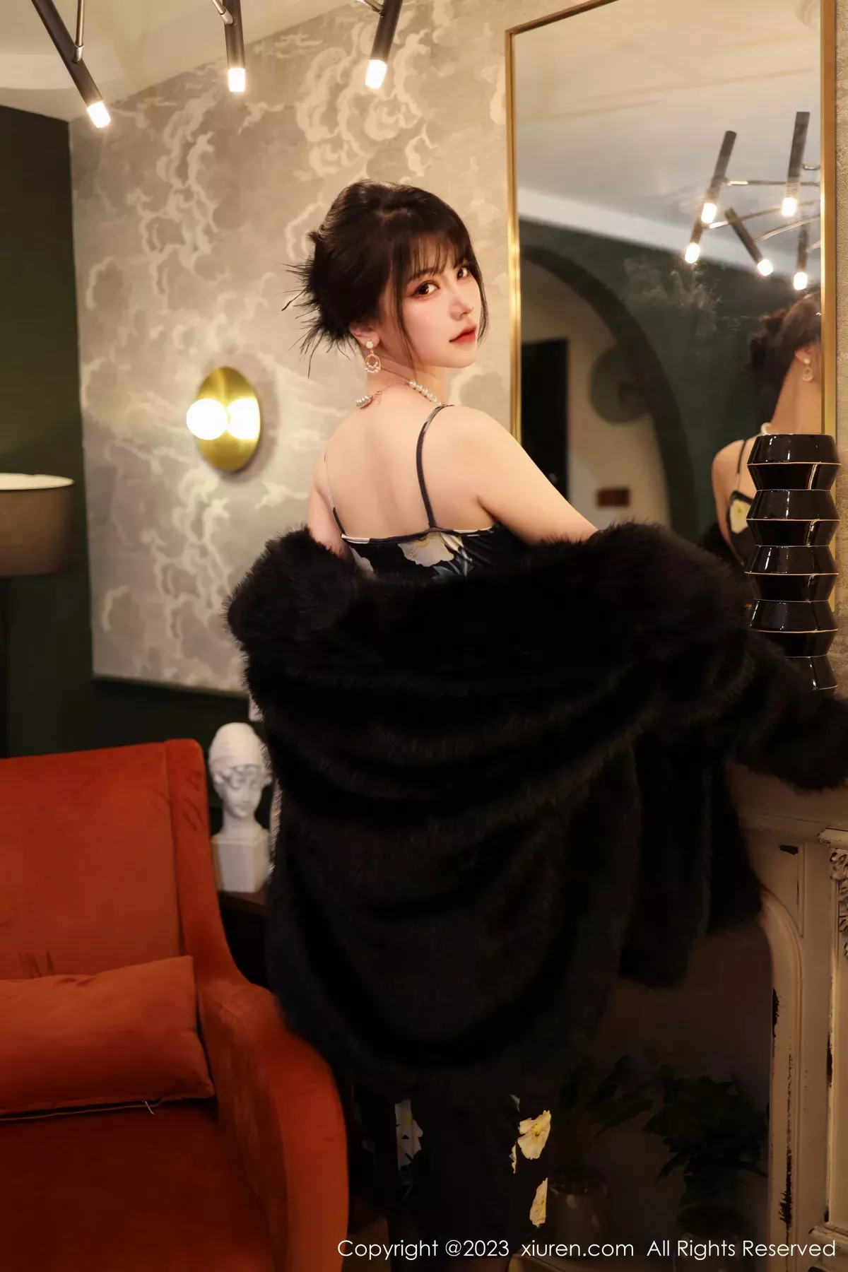 秀人集.com_[XiuRen秀人网]No.6220_模特桃桃子性感黑色吊带裙配超薄无内黑丝秀完美身材美艳写真85P