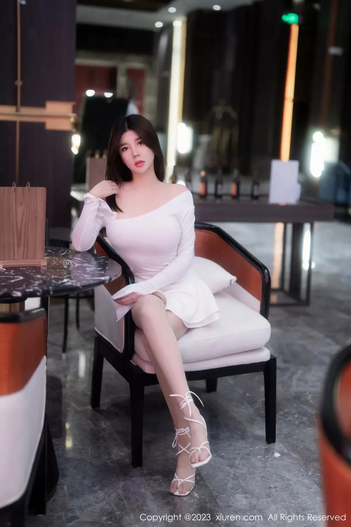 秀人集.com_[XiuRen秀人网]No.6218_模特周jojobaby性感露肩白裙配超薄无内肉丝秀惹火身材诱惑写真60P