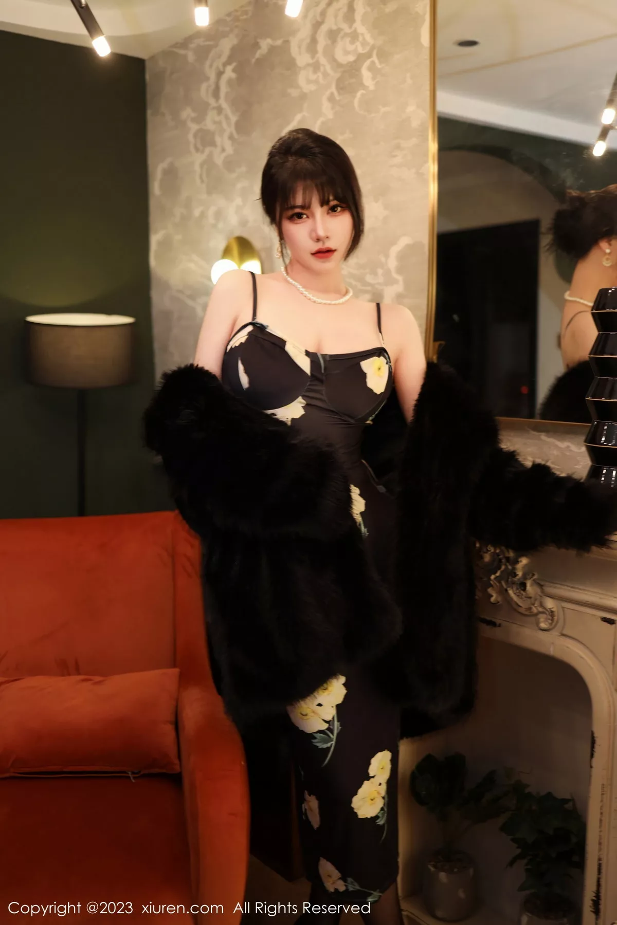 秀人集.com_[XiuRen秀人网]No.6220_模特桃桃子性感黑色吊带裙配超薄无内黑丝秀完美身材美艳写真85P