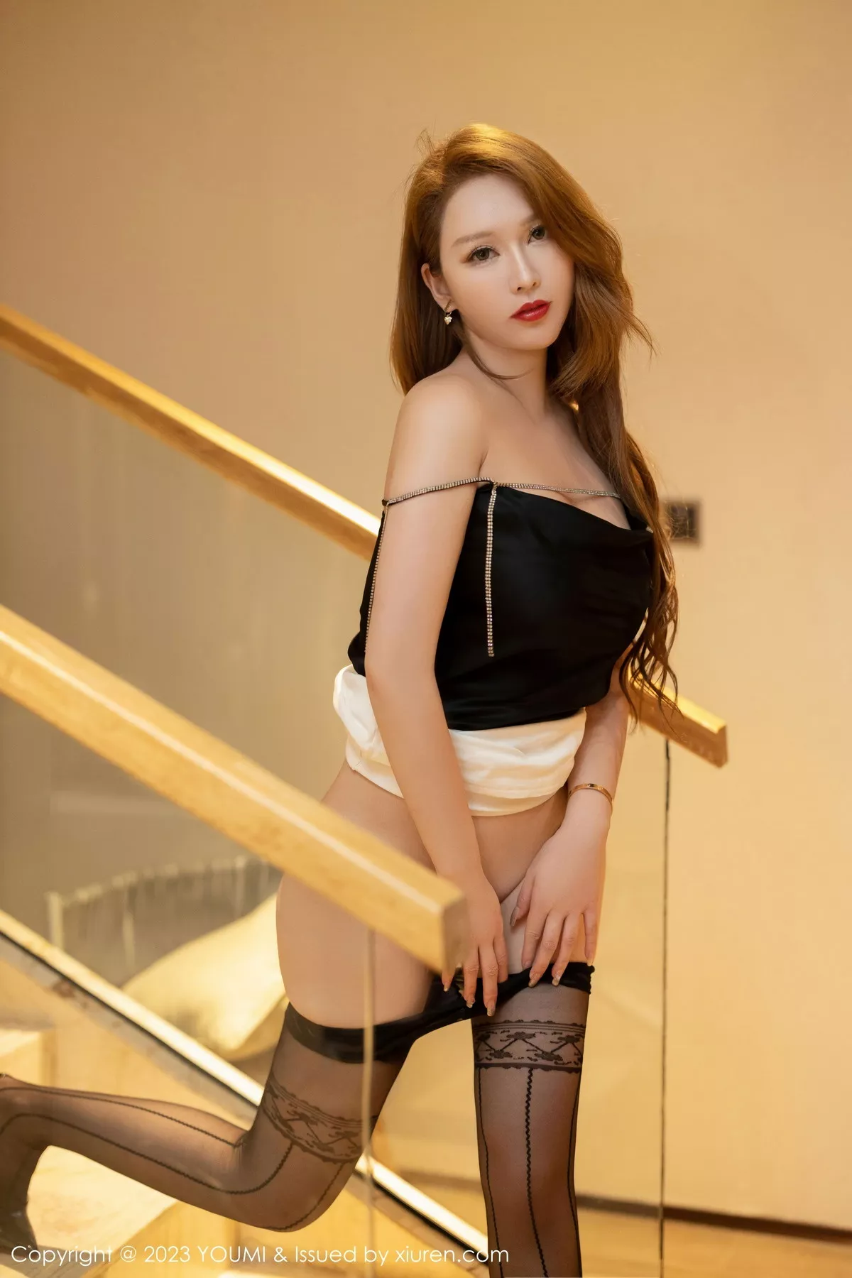 秀人集.com_[YouMi尤蜜荟]Vol.898_女神尤妮丝Egg脱白色套装露超薄无内黑丝秀魔鬼身材诱惑写真56P