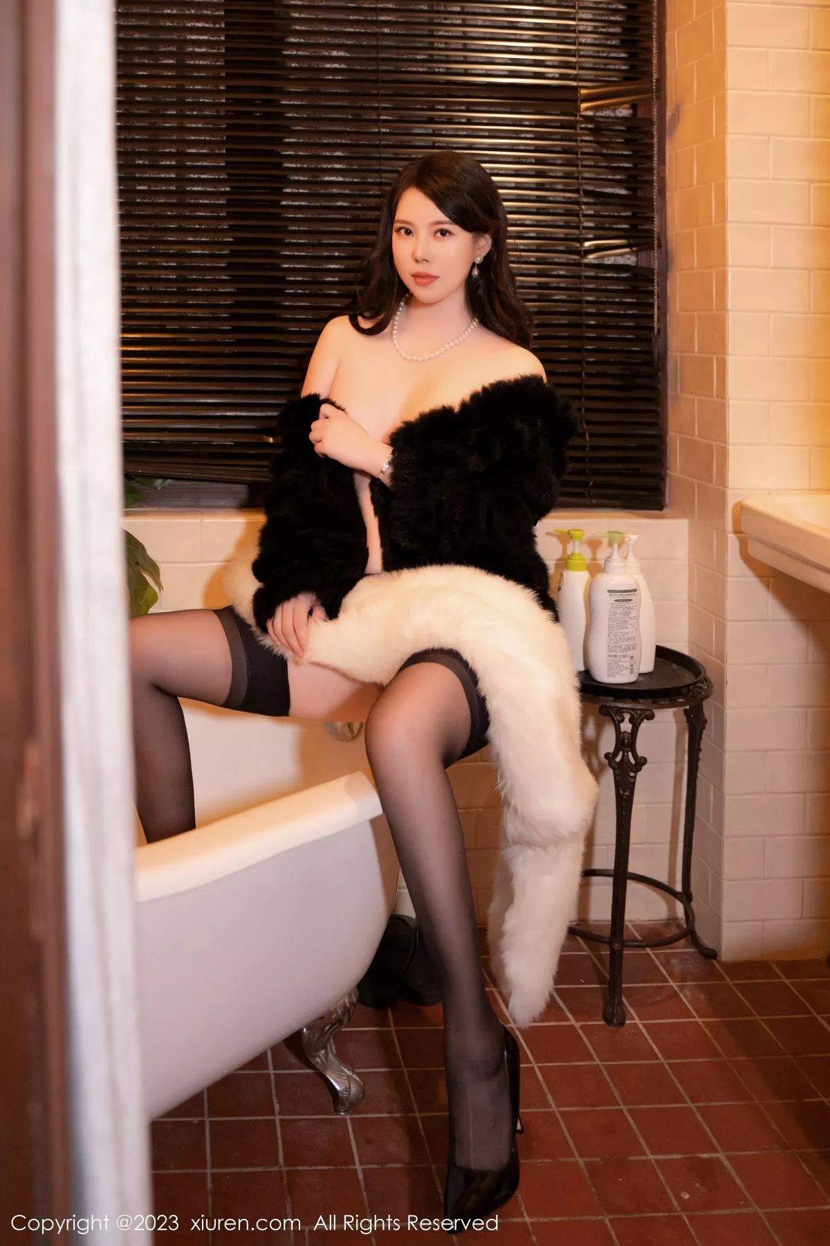 秀人集.com_[XiuRen秀人网]No.6225_模特白茹雪私房性感黑色毛衣配黑丝吊袜秀丰腴身材诱惑写真60P