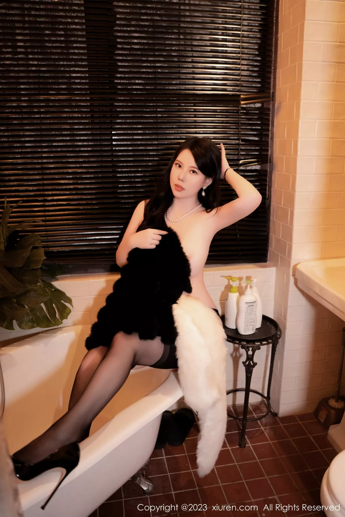 秀人集.com_[XiuRen秀人网]No.6225_模特白茹雪私房性感黑色毛衣配黑丝吊袜秀丰腴身材诱惑写真60P