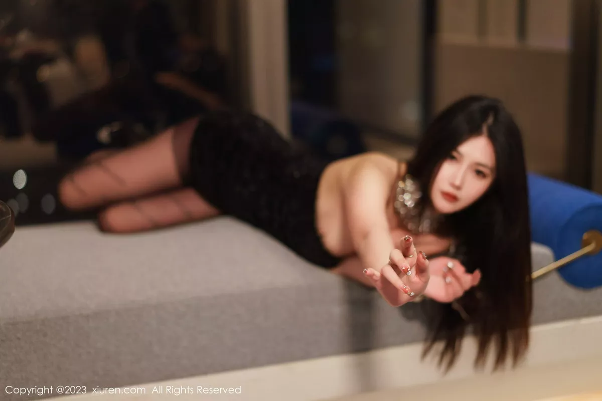 秀人集.com_[XiuRen秀人网]No.6244_模特laura阿姣黑色露肩连衣短裙配超薄黑丝秀翘臀美腿诱惑写真90P