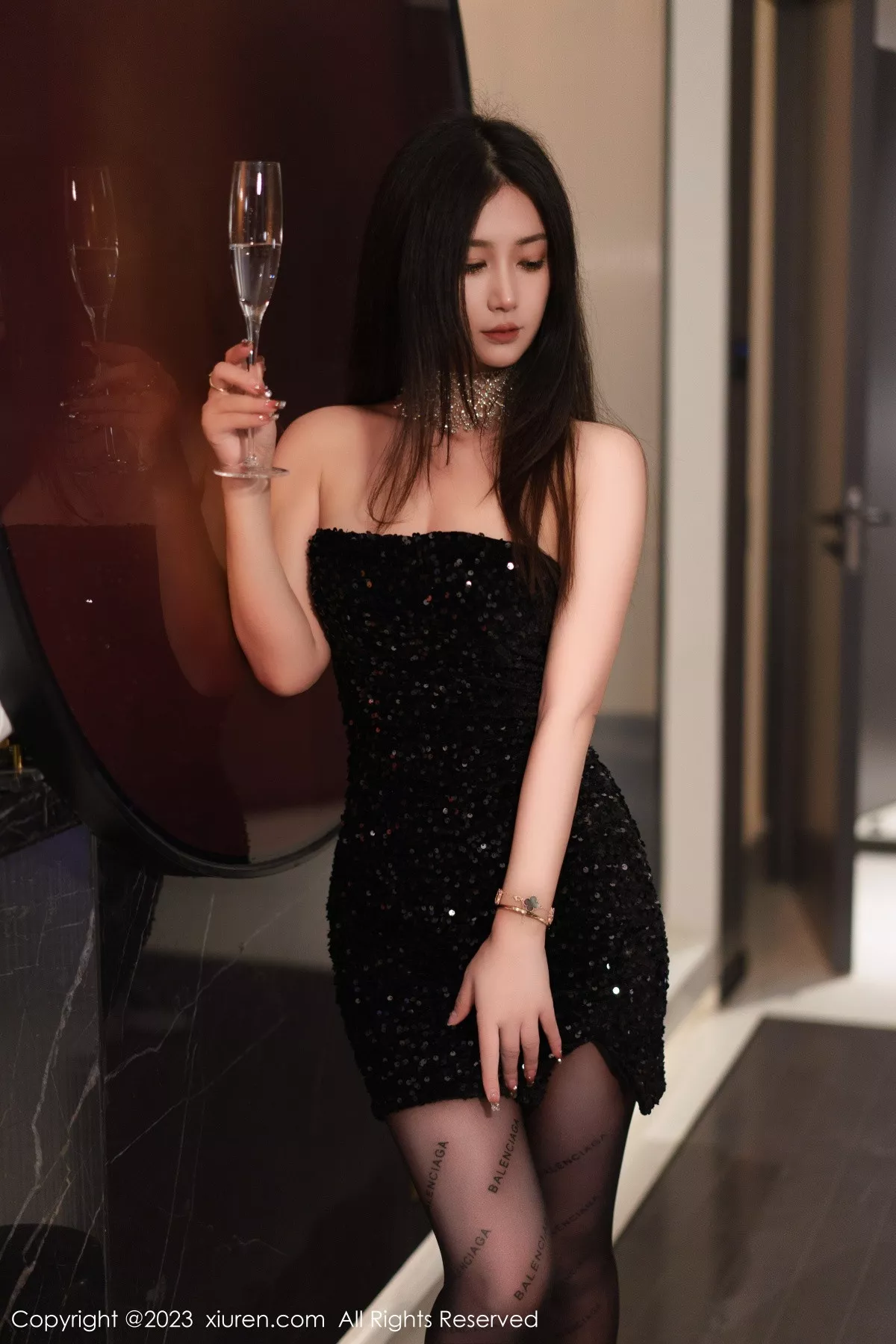 秀人集.com_[XiuRen秀人网]No.6244_模特laura阿姣黑色露肩连衣短裙配超薄黑丝秀翘臀美腿诱惑写真90P