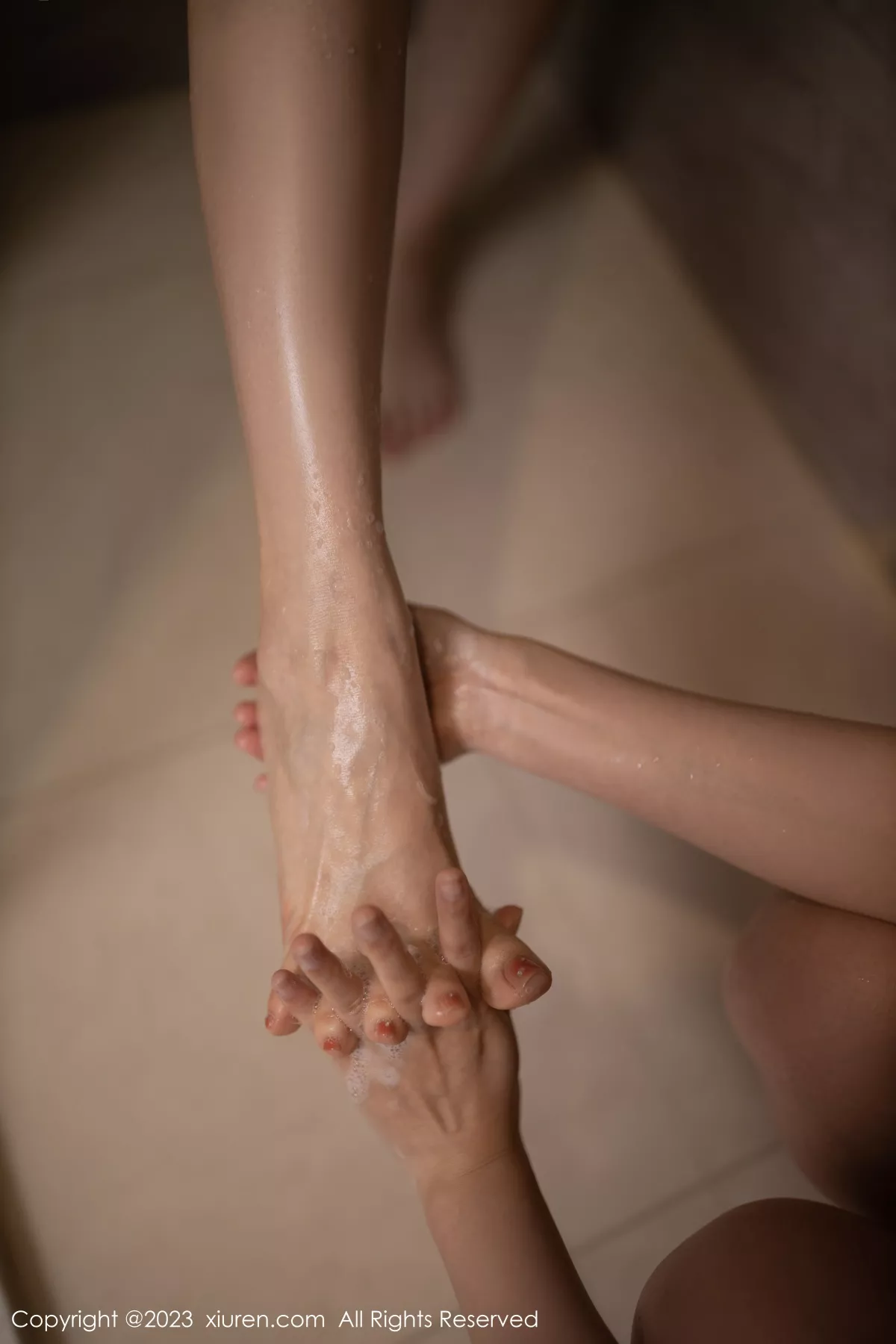 秀人集.com_[XiuRen秀人网]No.6252_模特鱼子酱Fish珠三角旅拍灰色服饰配短裙露黑丝网袜诱惑写真81P