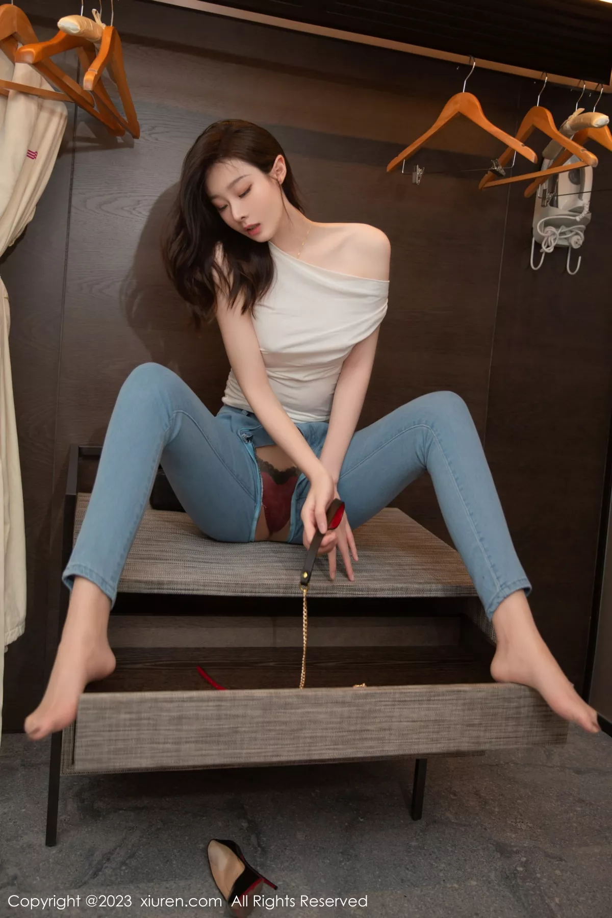 秀人集.com_[XiuRen秀人网]No.6250_模特是小逗逗白色轻透衣配牛仔裤半脱露丁字裤秀翘臀诱惑写真87P