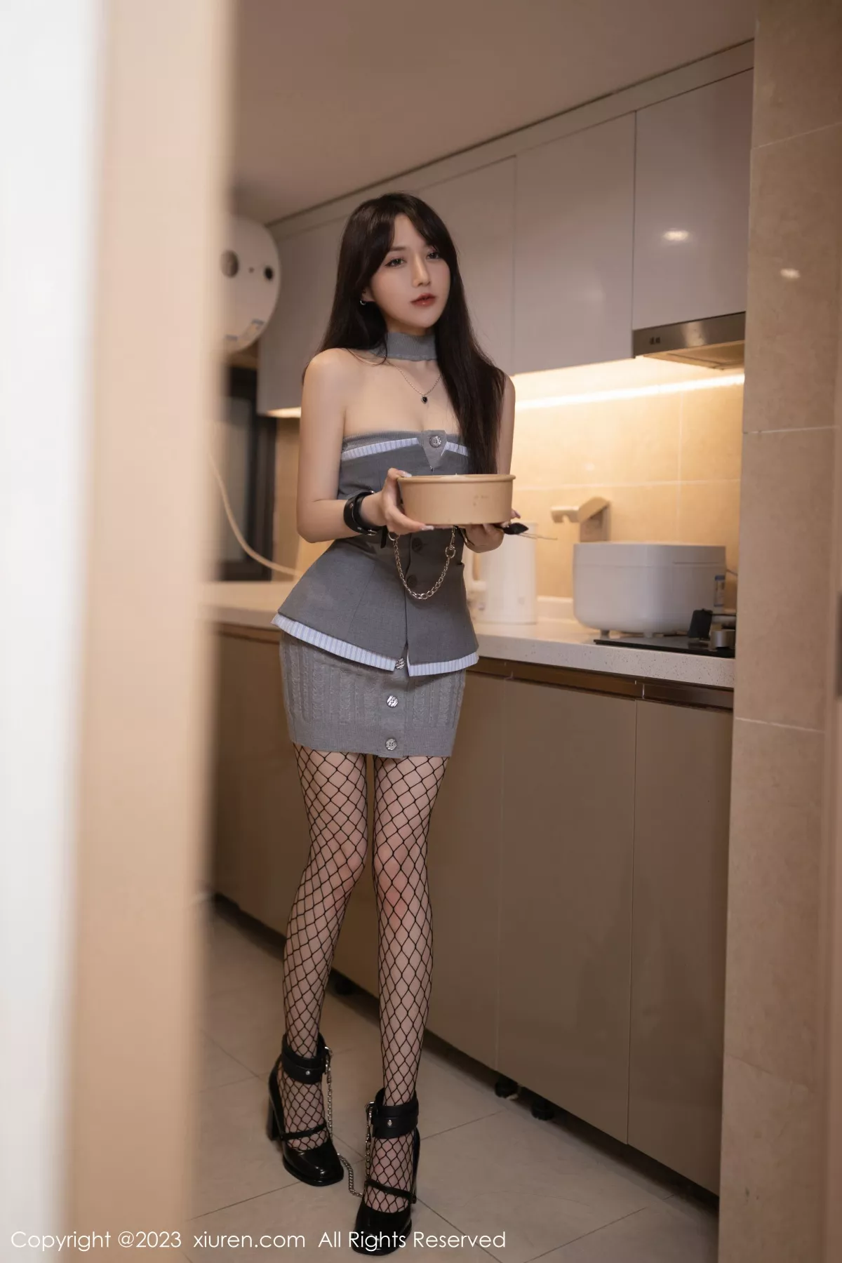 秀人集.com_[XiuRen秀人网]No.6252_模特鱼子酱Fish珠三角旅拍灰色服饰配短裙露黑丝网袜诱惑写真81P