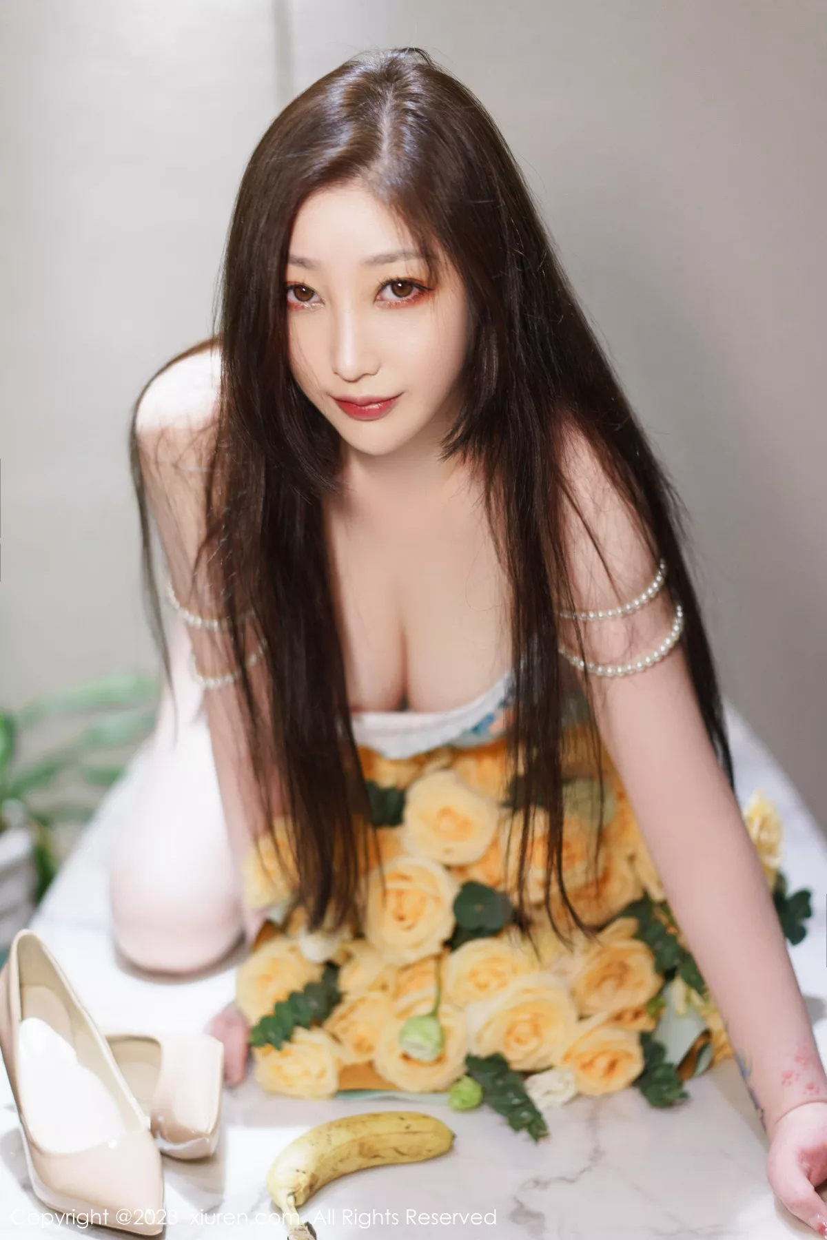 秀人集.com_[XiuRen秀人网]No.6249_女神妲己_Toxic私房性感浅色露肩连衣短裙秀雪峰美臀诱惑写真85P