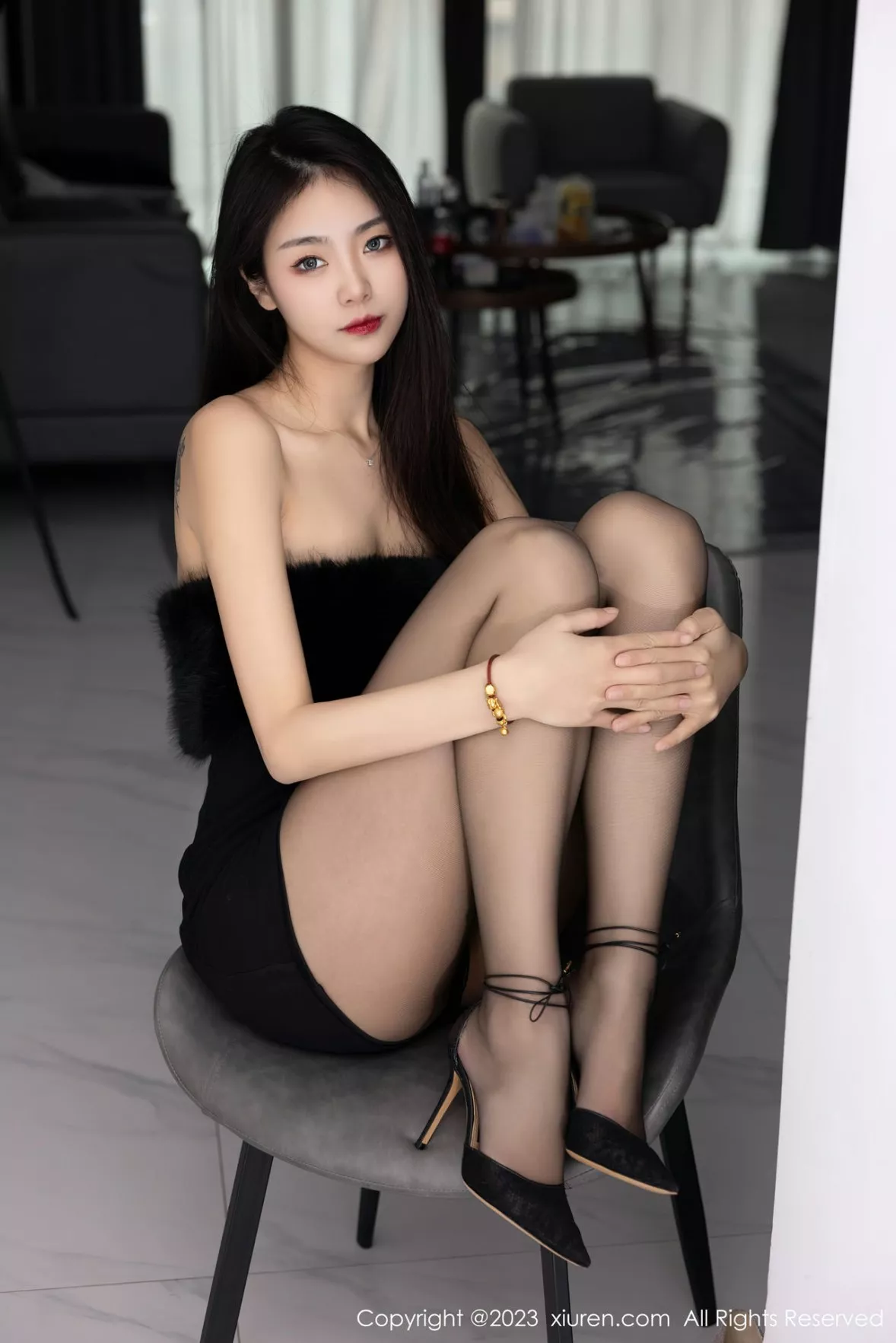 秀人集.com_[XiuRen秀人网]No.6275_模特可乐Vicky黑色露肩连衣短裙配超薄黑丝秀苗条身材性感写真60P