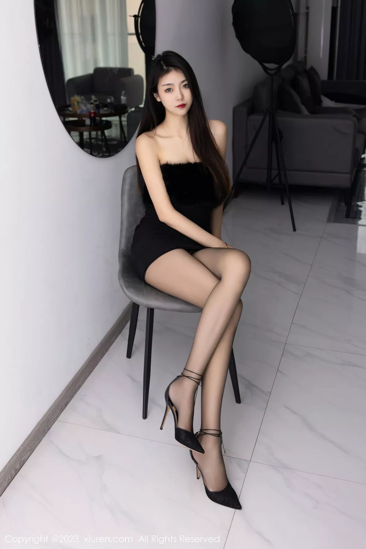 秀人集.com_[XiuRen秀人网]No.6275_模特可乐Vicky黑色露肩连衣短裙配超薄黑丝秀苗条身材性感写真60P