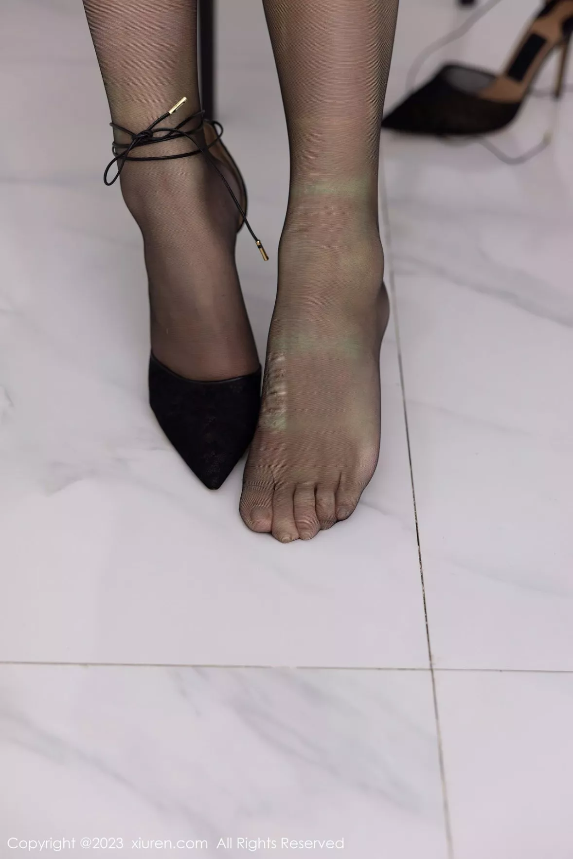 秀人集.com_[XiuRen秀人网]No.6275_模特可乐Vicky黑色露肩连衣短裙配超薄黑丝秀苗条身材性感写真60P