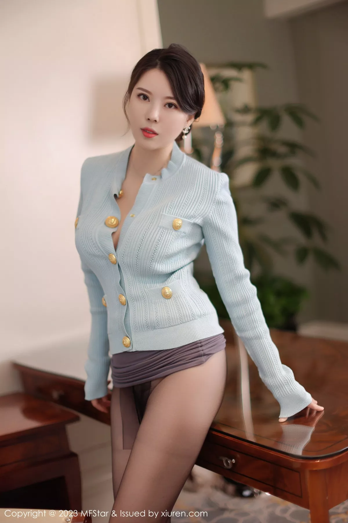 秀人集.com_[MFStar模范学院]Vol.582_模特白茹雪阳朔旅拍性感淡蓝上衣配灰短裙露黑色内衣诱惑写真60P