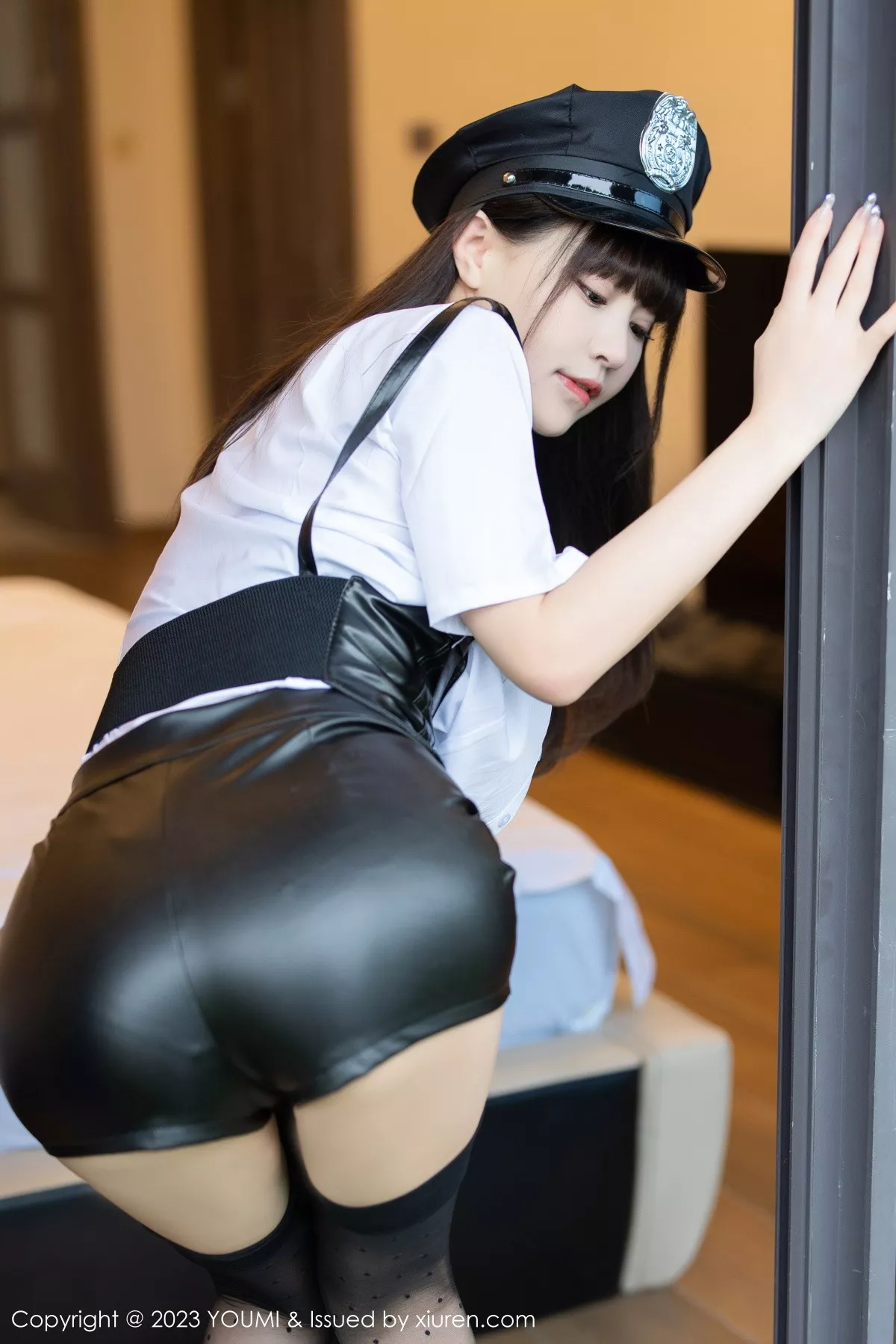 秀人集.com_[YouMi尤蜜荟]Vol.893_女神朱可儿Flora女警制服白T配皮短裤露黑色内衣丰满诱惑写真80P